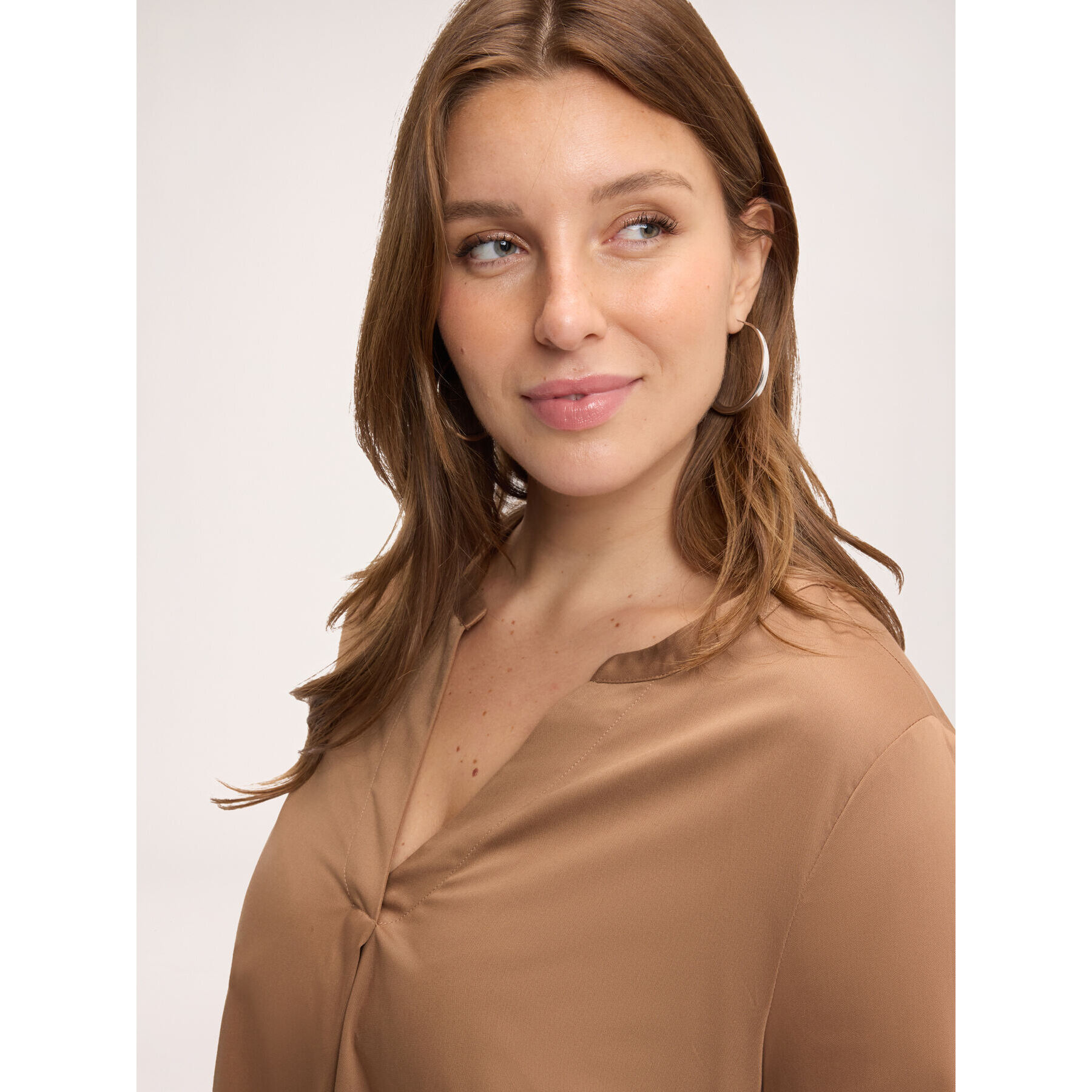 Fiorella Rubino - Blusa in raso con scollo a V - Marrone