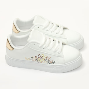 Sneakers in simil pelle con ricamo laterale