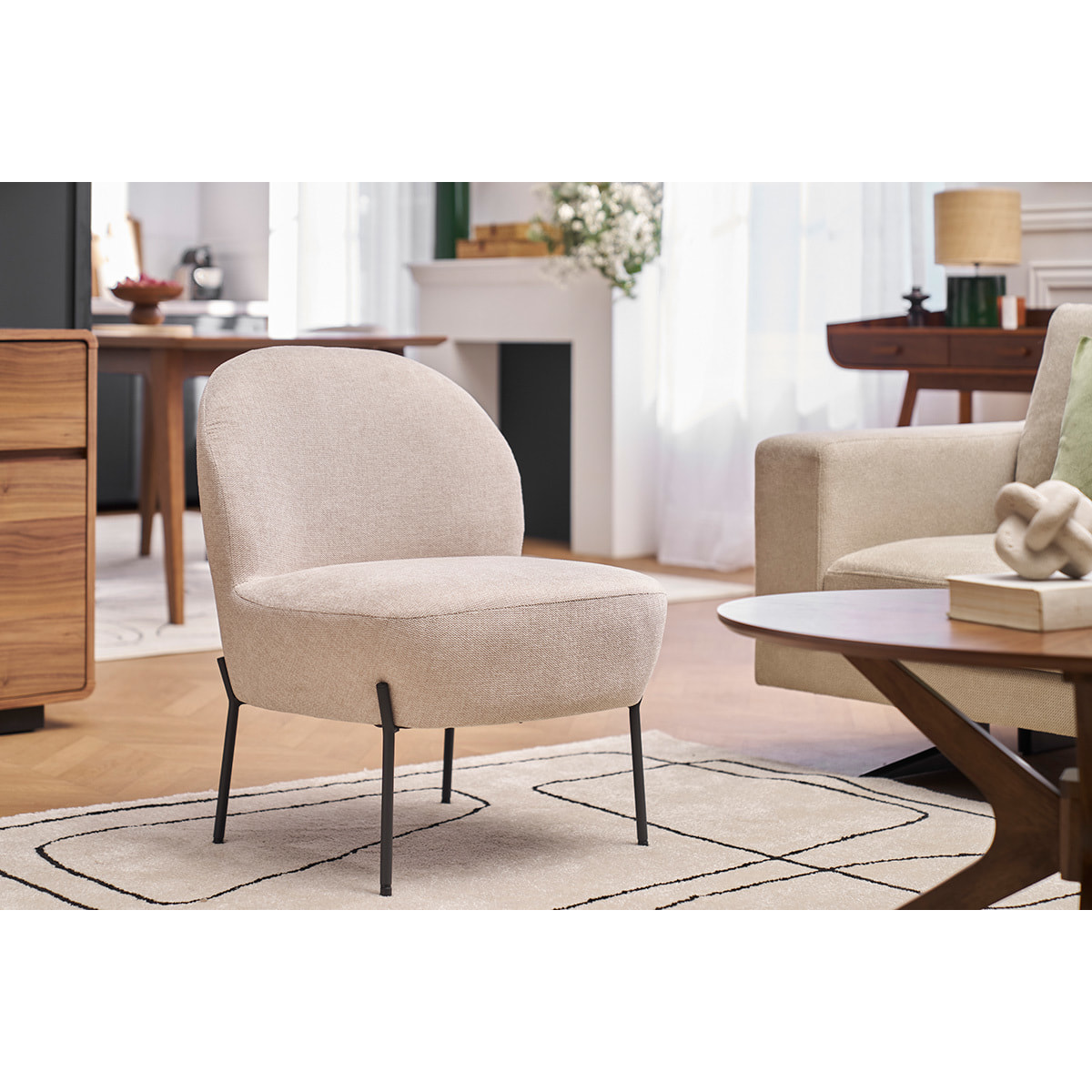 Fauteuil en tissu effet velours texturé beige et métal noir BELEY