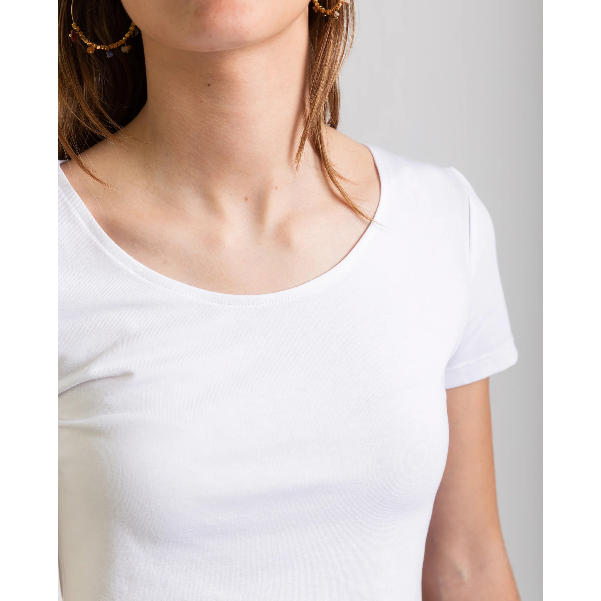 Camiseta de mujer cropped de manga corta.