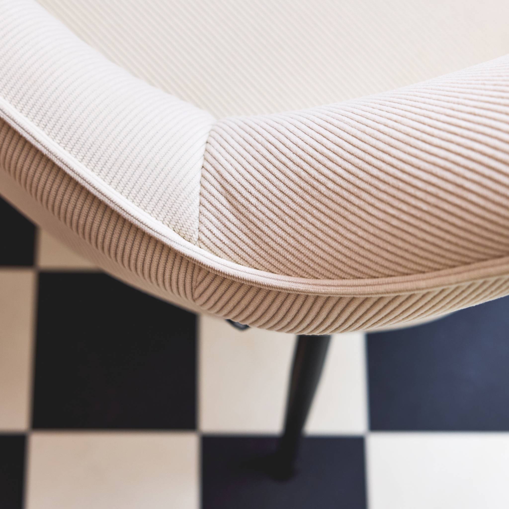 Lot de 2 fauteuils en velours côtelé blanc cassé et pieds en métal noir mat. L 57 x P 59 x H 84.5