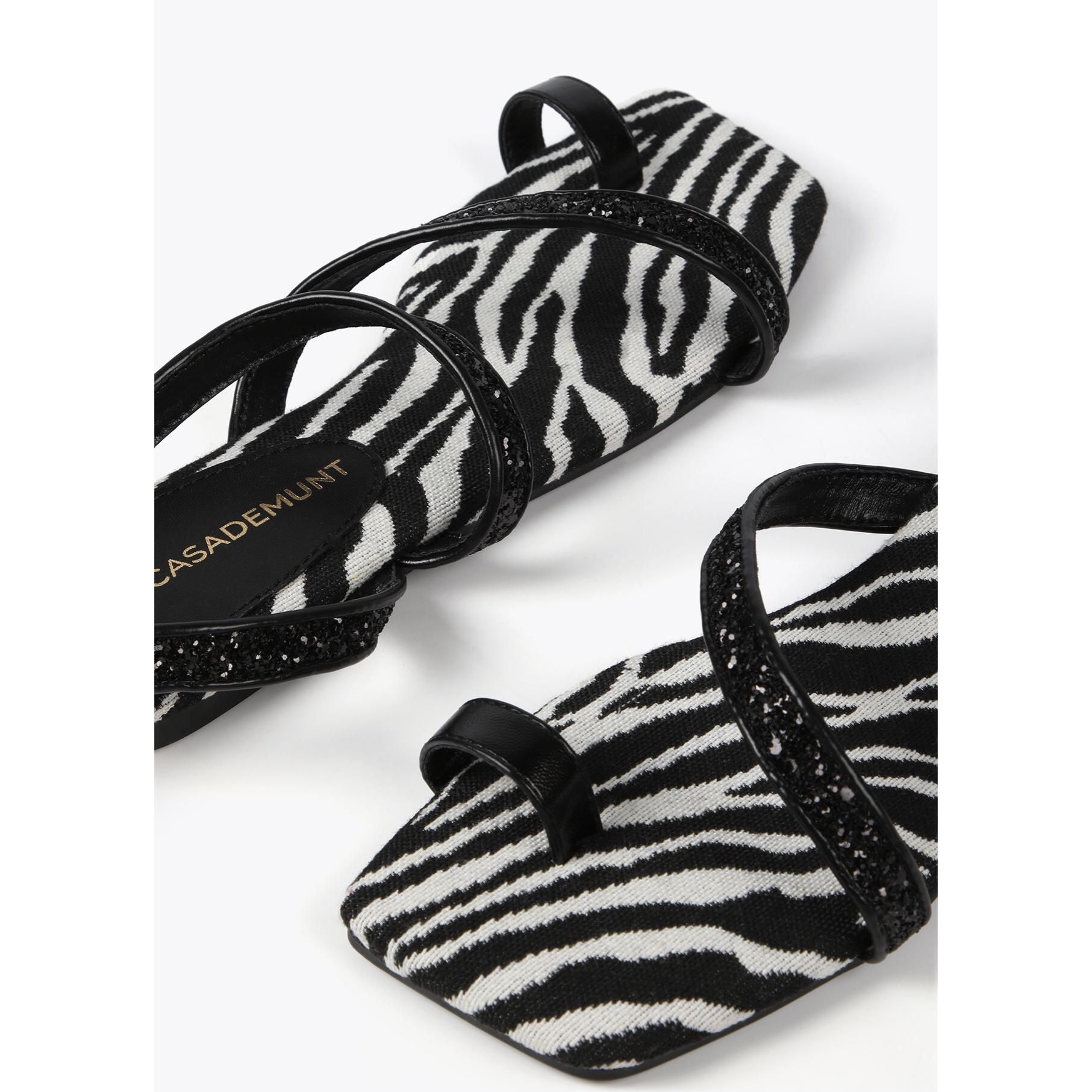 Sandali con fascette metallizzate e plantare con stampa zebrata