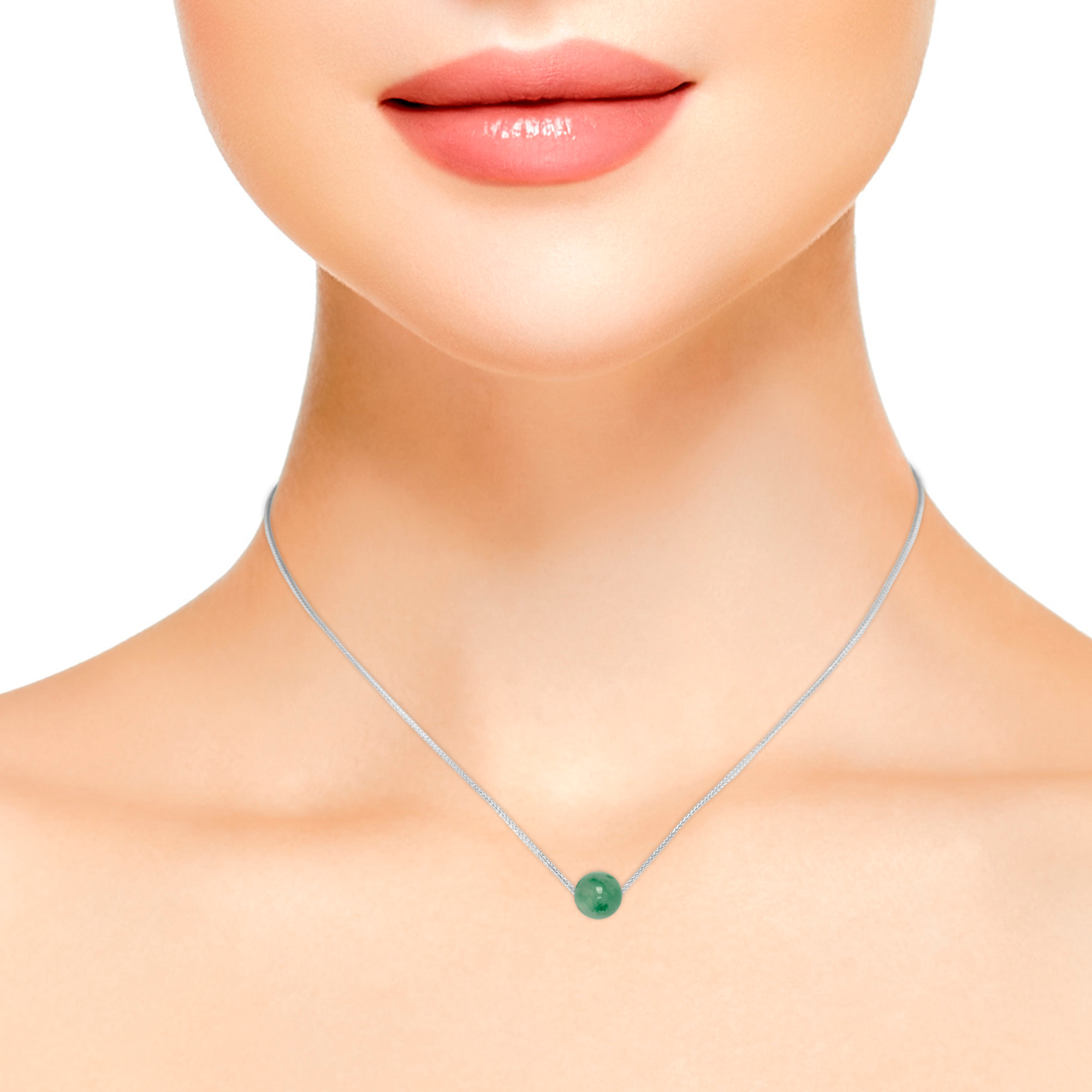 Collar de plata de ley 925 con colgante de jadeíta y cierre regulable de resorte.