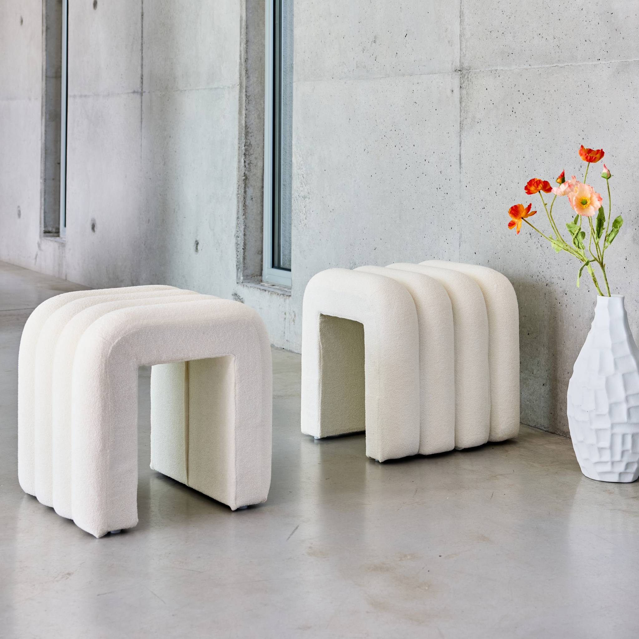 Set de 2 poufs contemporains en tissu blanc