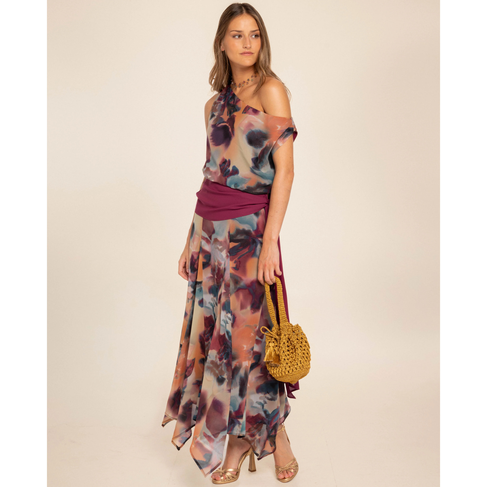 Blusa asimétrica con fajín de mujer