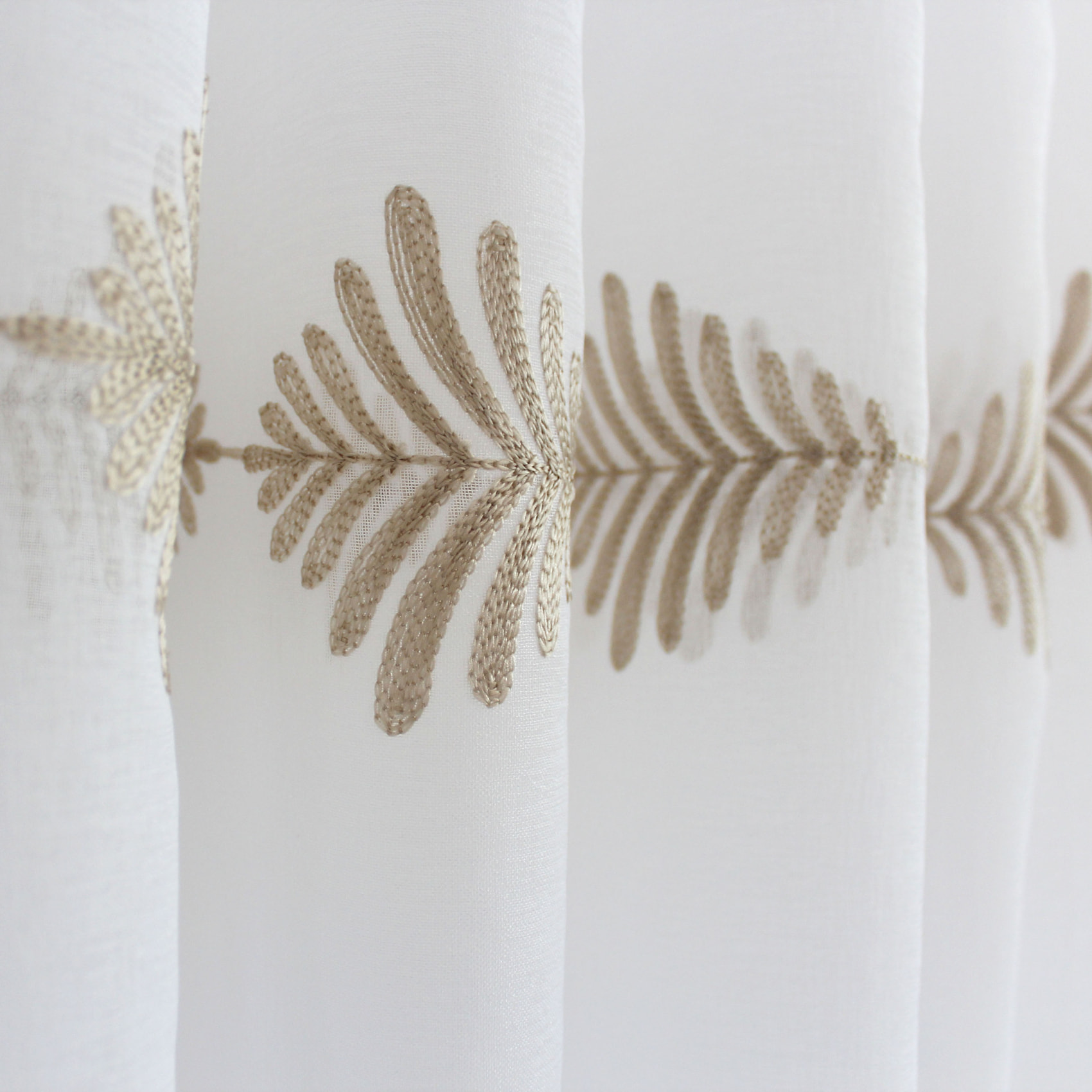 Voilage brodé motif végétal en lignes - Beige
