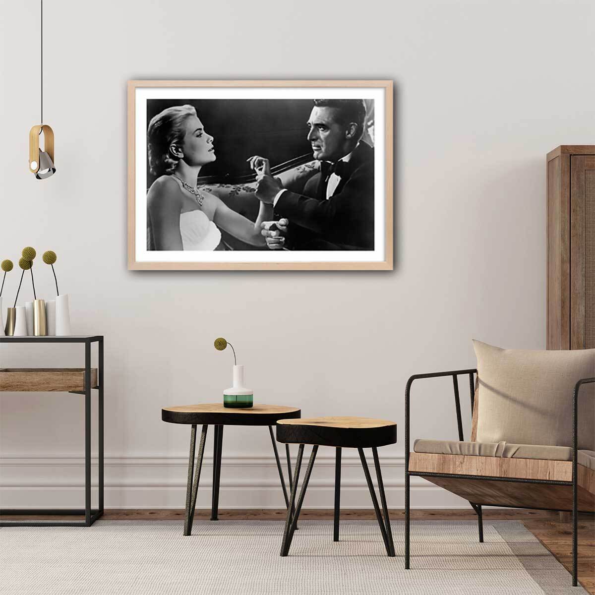 Affiche cinéma - Cary Grant et Grace Kelly La main au collet , 1955 Affiche + cadre en bois - Chêne