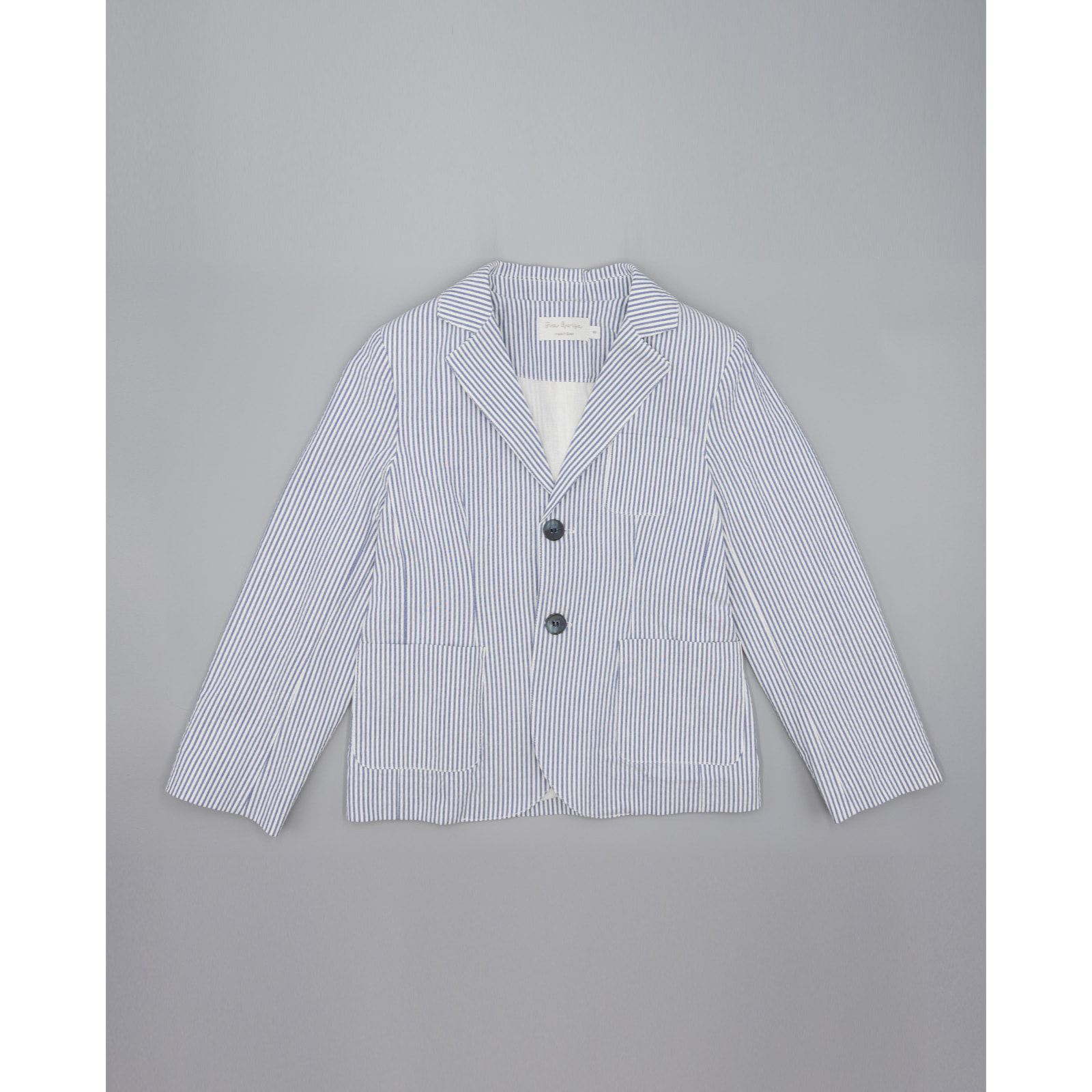 Blazer de rayas azul. Con tres bolsillos exteriores, botones en los puños y el centro.