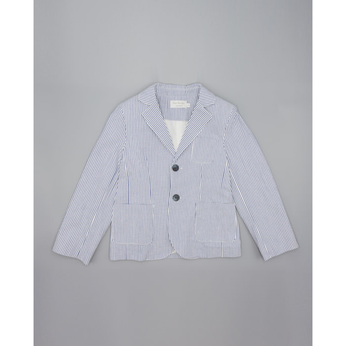 Blazer de rayas azul. Con tres bolsillos exteriores, botones en los puños y el centro.