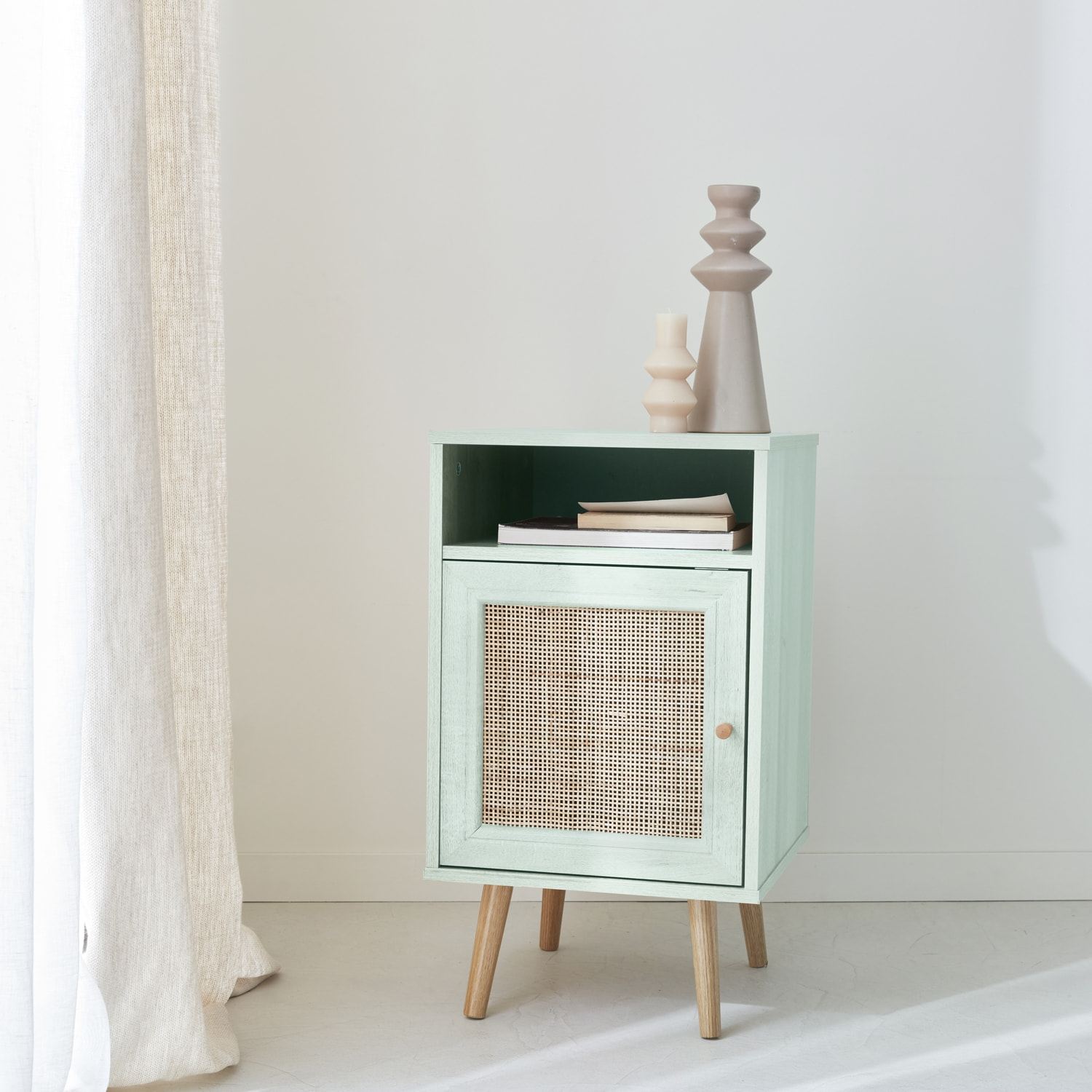 Table de chevet en cannage - Bohème - 40x39x70cm coloris vert céladon - 2 niveaux - 1 porte - 1 espace de rangement - pieds scandinaves