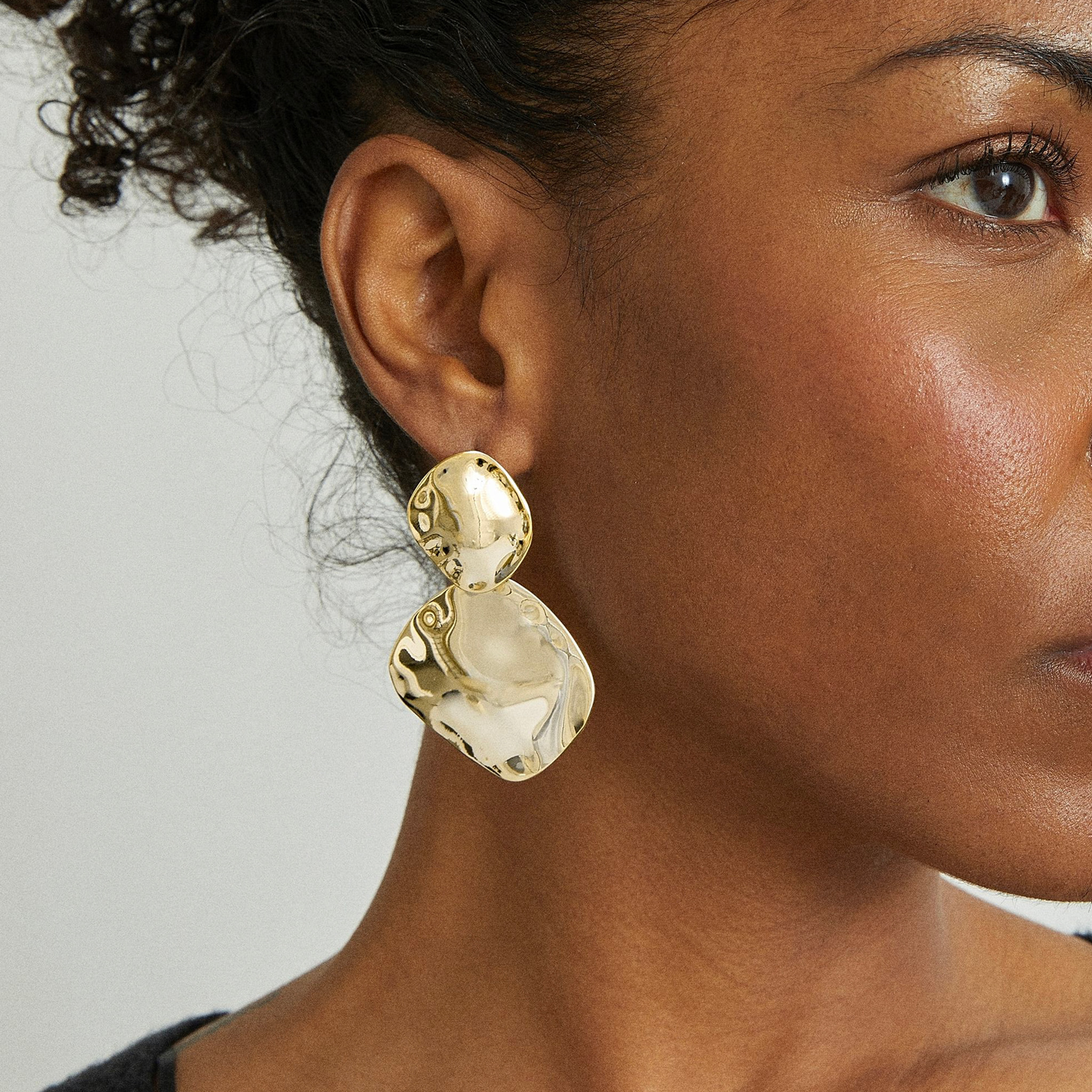 Pendientes acabados en oro amarillo de 18K