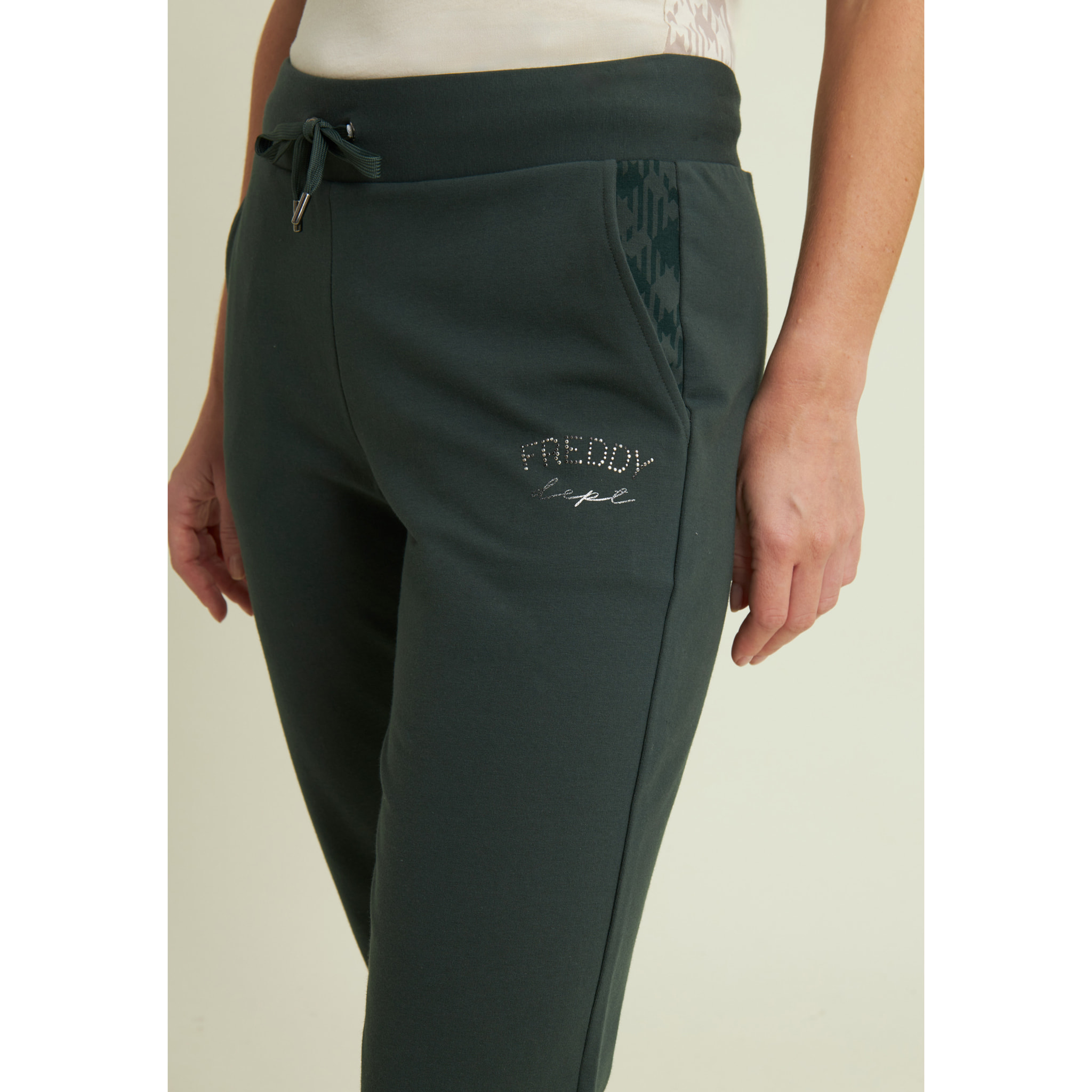 Pantaloni con spacchi laterali sul fondo