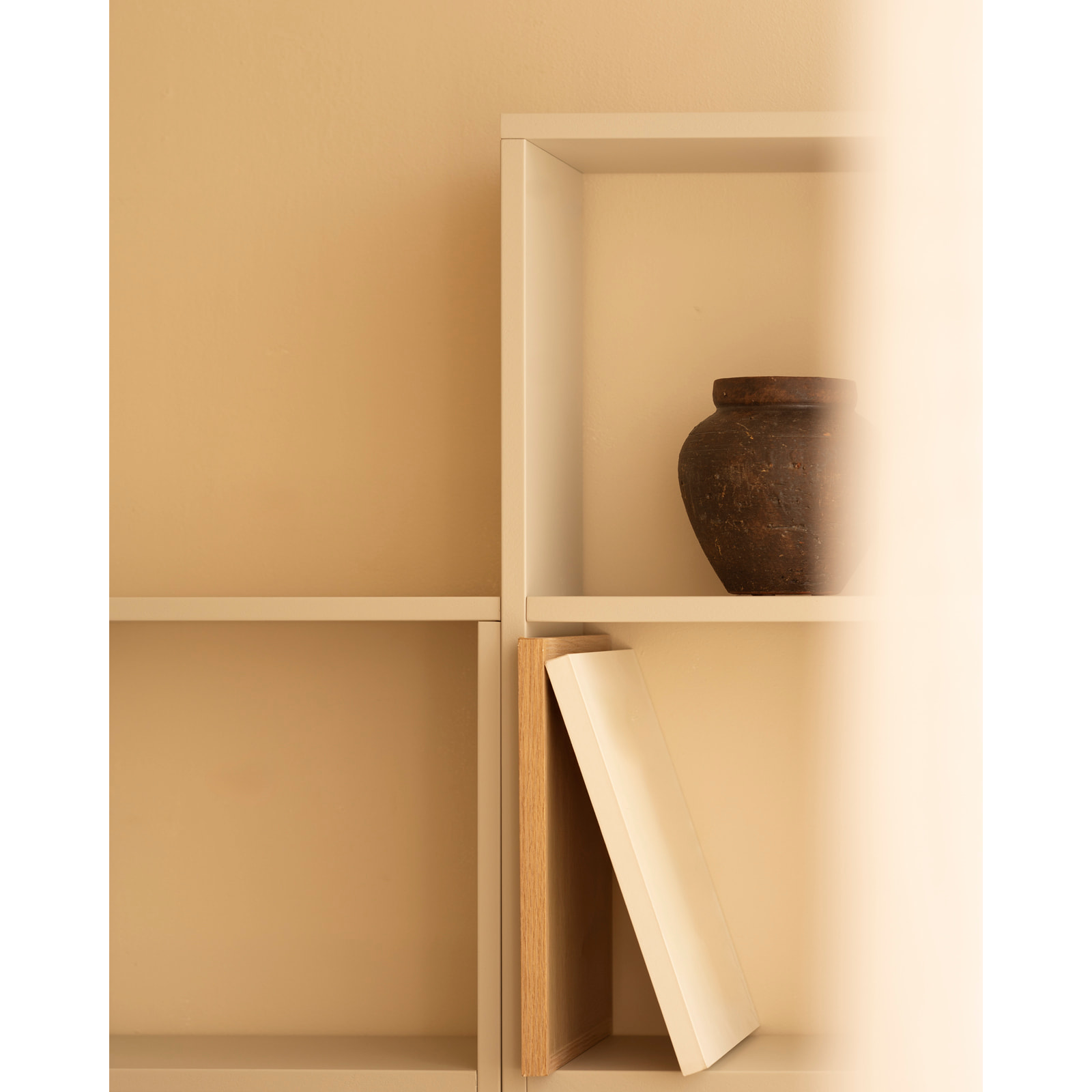 Estanteria de madera lacada en tono beige con 3 estantes Alto: 146 Largo: 40 Ancho: 20