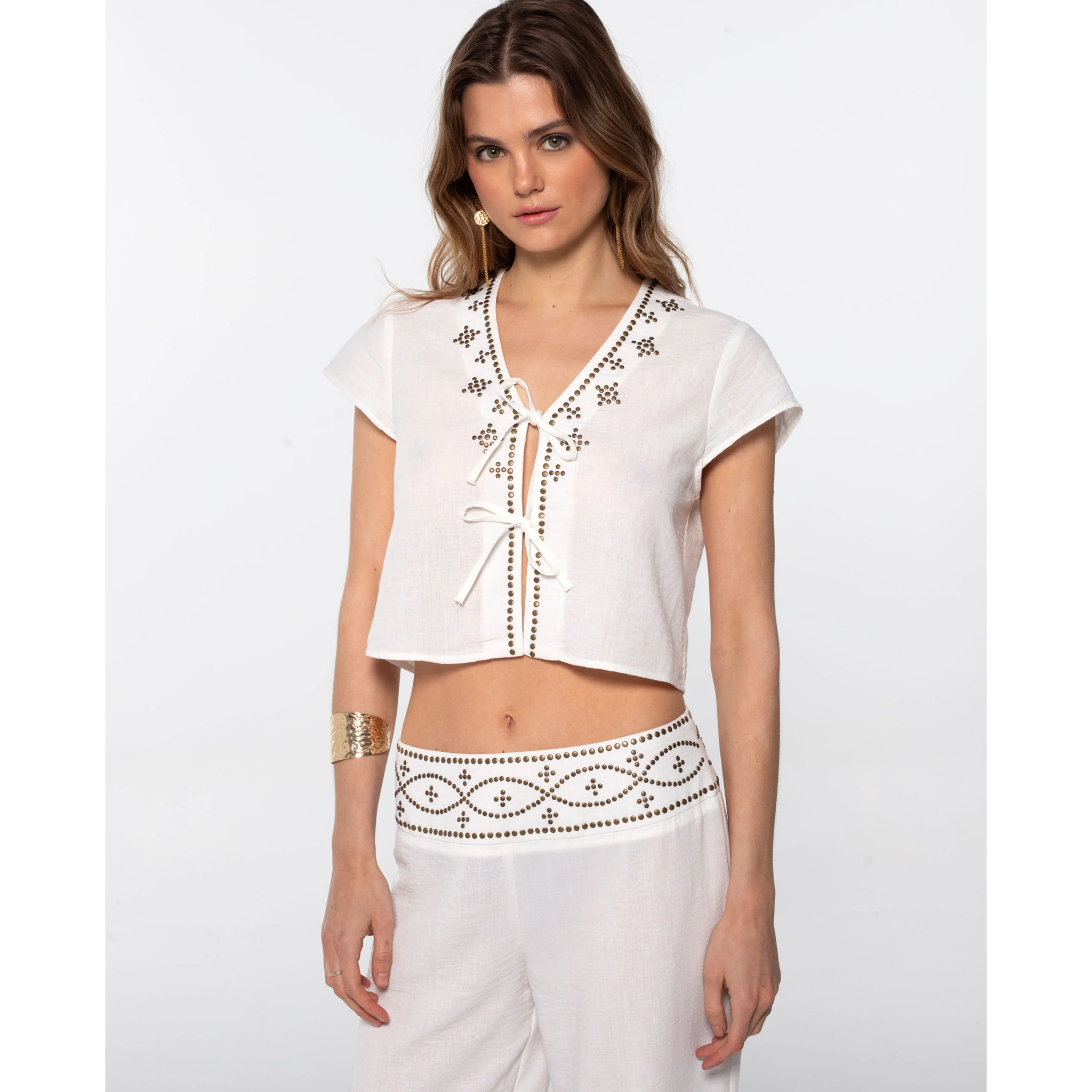 Blusa con escote de pico y detalles de tachuelas