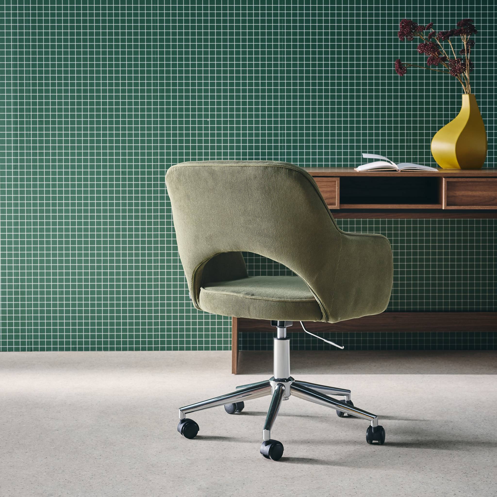 Chaise de bureau à roulettes velours côtelé kaki piétement chromé. L 60 x P 62 x H 89 / 99cm