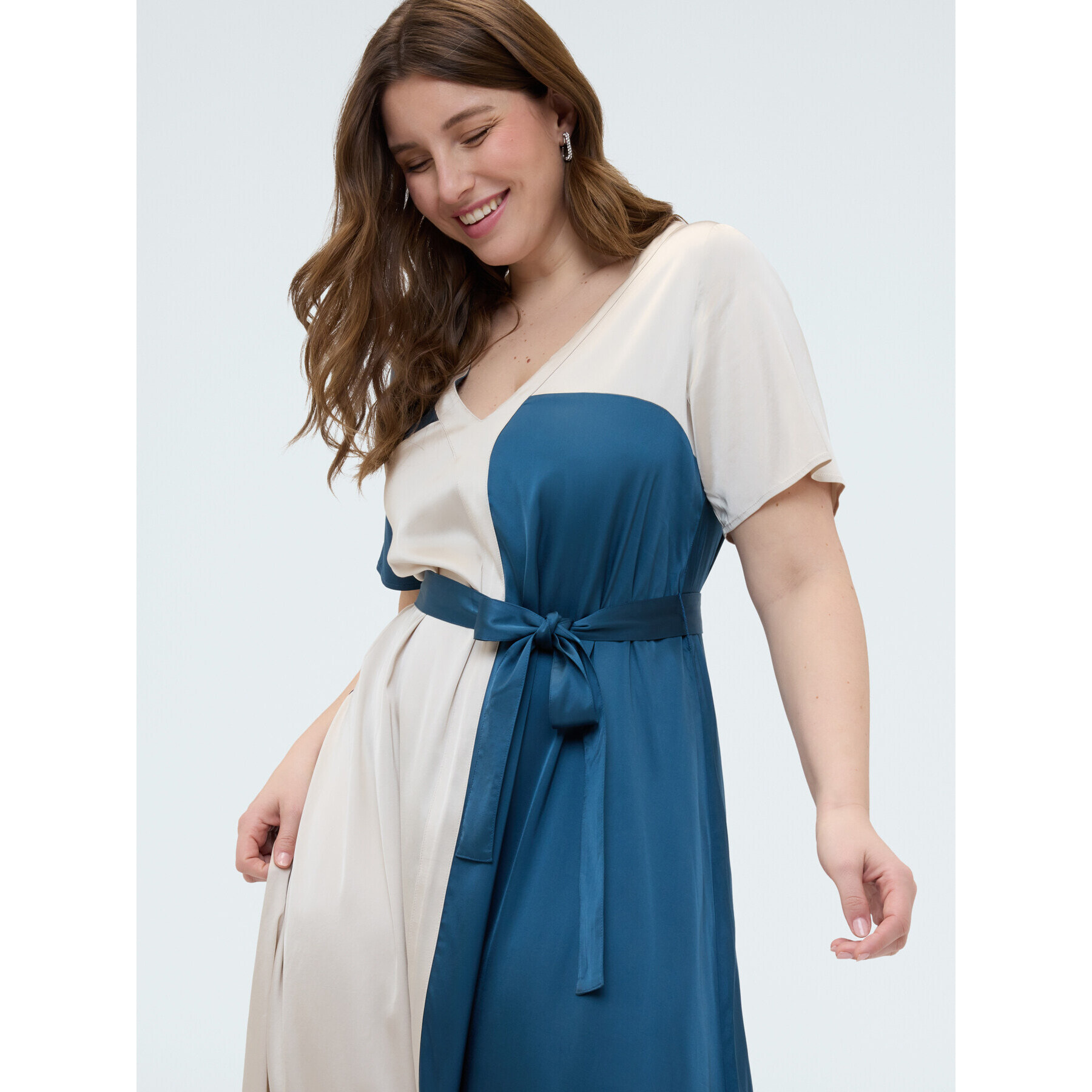 Fiorella Rubino - Vestido en raso stretch con cinturón - Petrol Blue