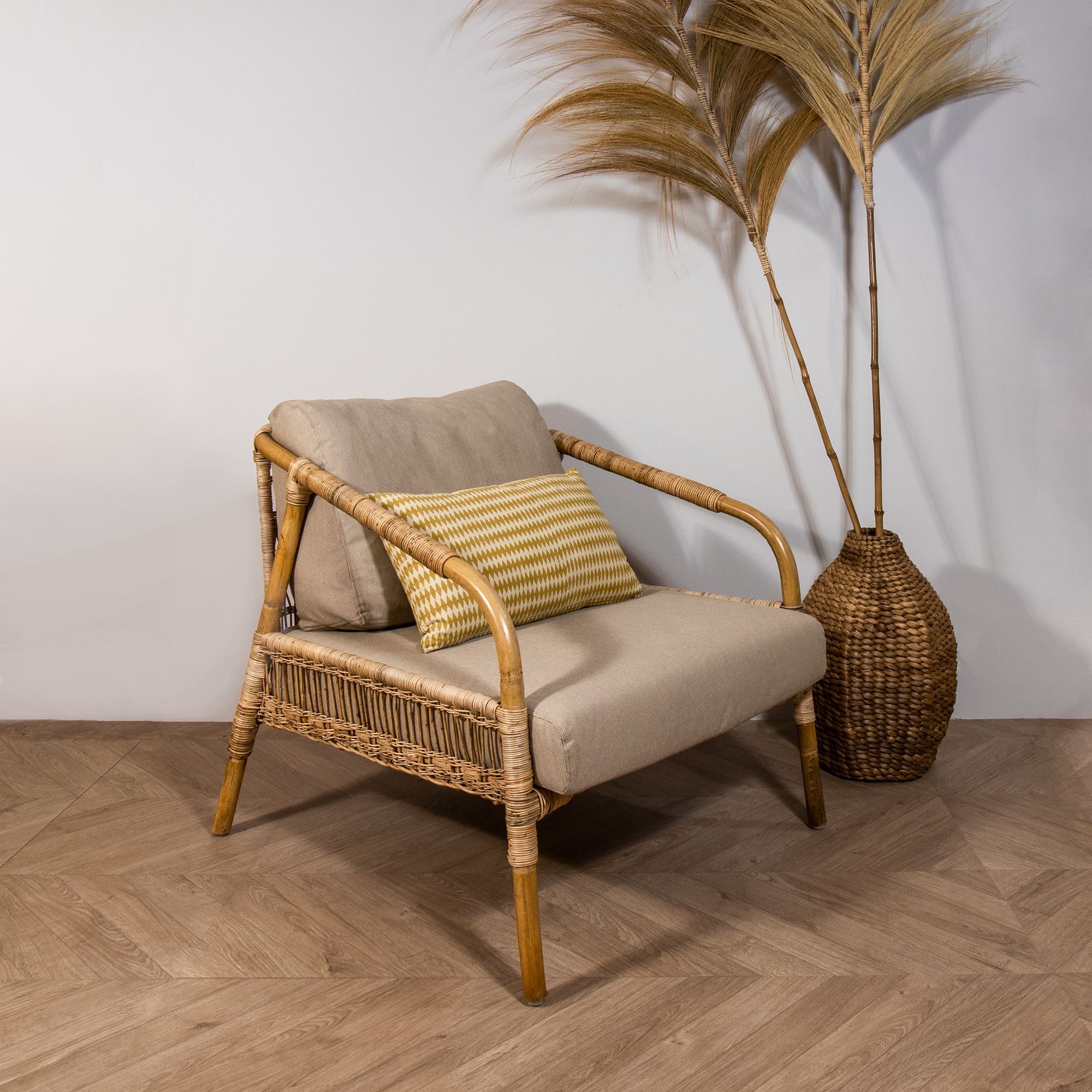 Fauteuil en tissu beige avec structure en rotin tressé  MANAO