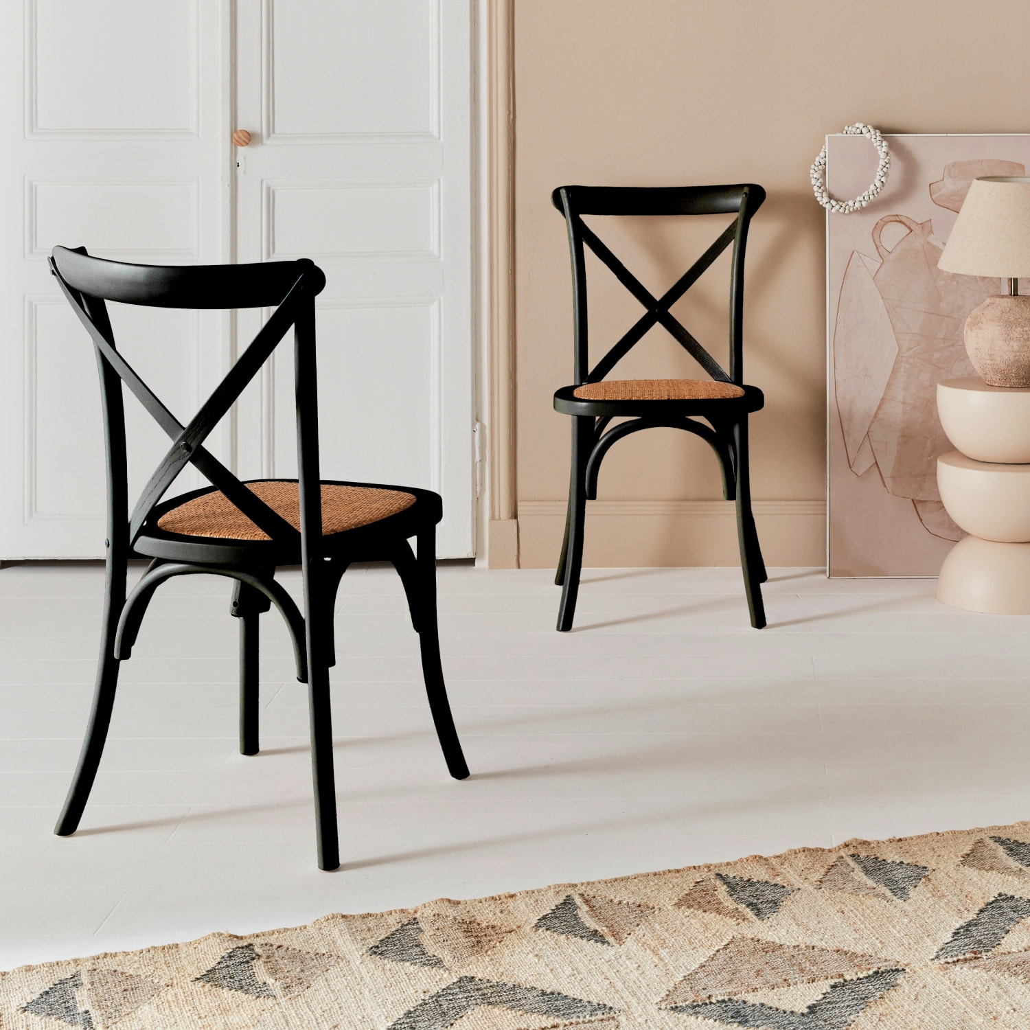 Lot de 2 chaises de bistrot en bois d'hévéa noir. vintage. assise en rotin. empilables