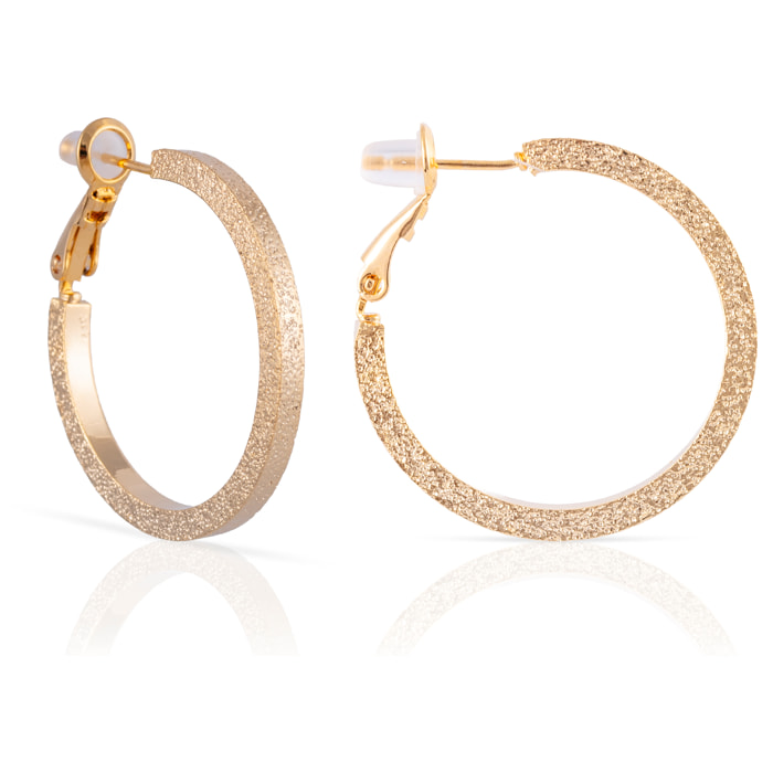 Pendientes de aro plano de cobre con baño de oro auténtico y acabado brillante, 30 mm, cierre catalán de plata de ley 925 con acabado dorado electroplateado.