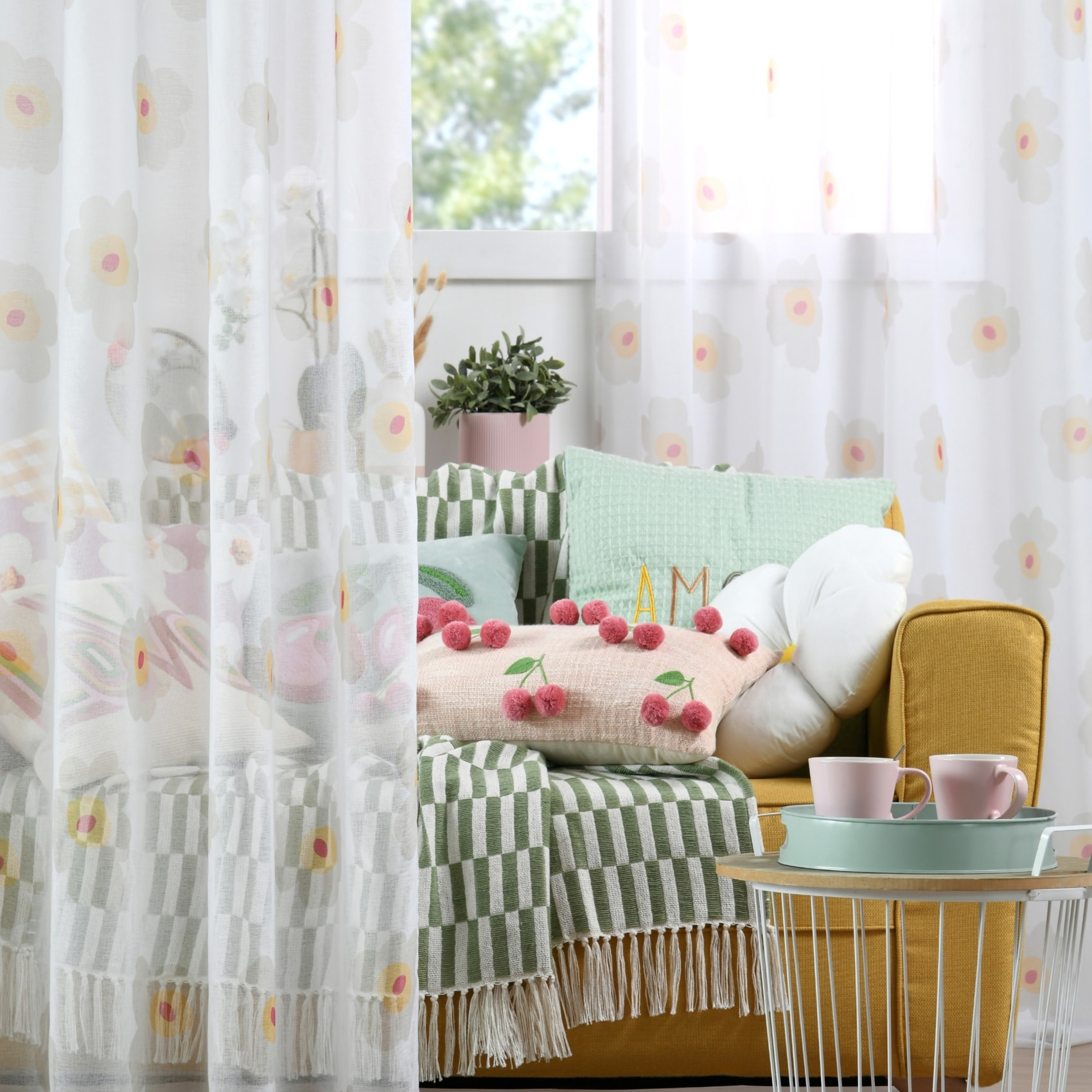 Coussin avec cerises en relief pompons - Beige