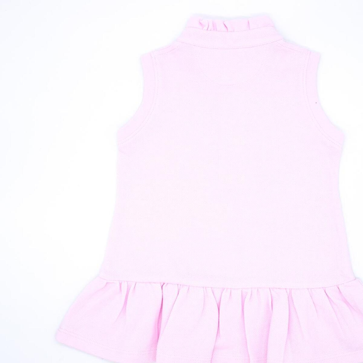 Vestido de polo rosa, sin mangas con volante en el cuello y en el bajo.