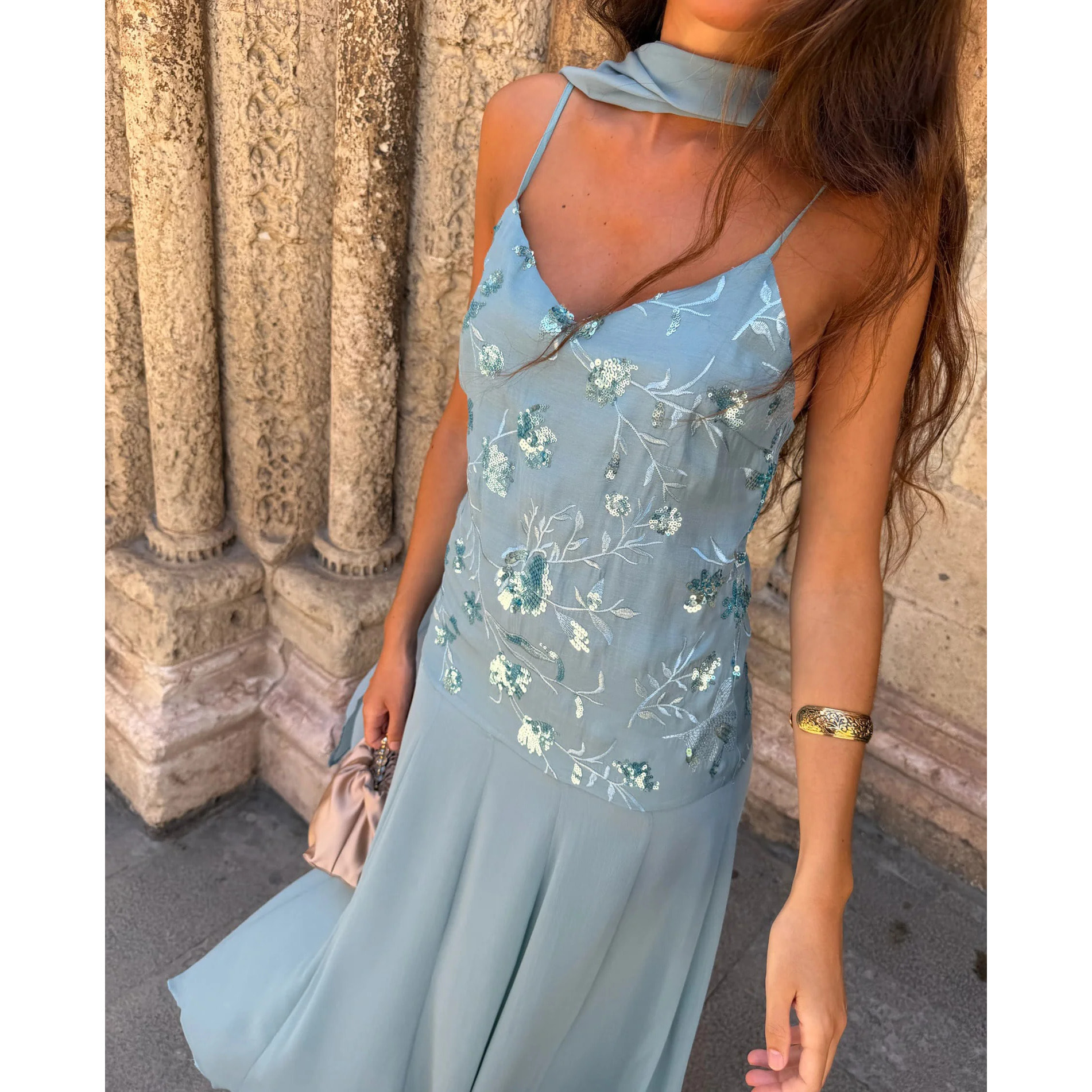 Vestido midi con cuerpo de bordados y gasa