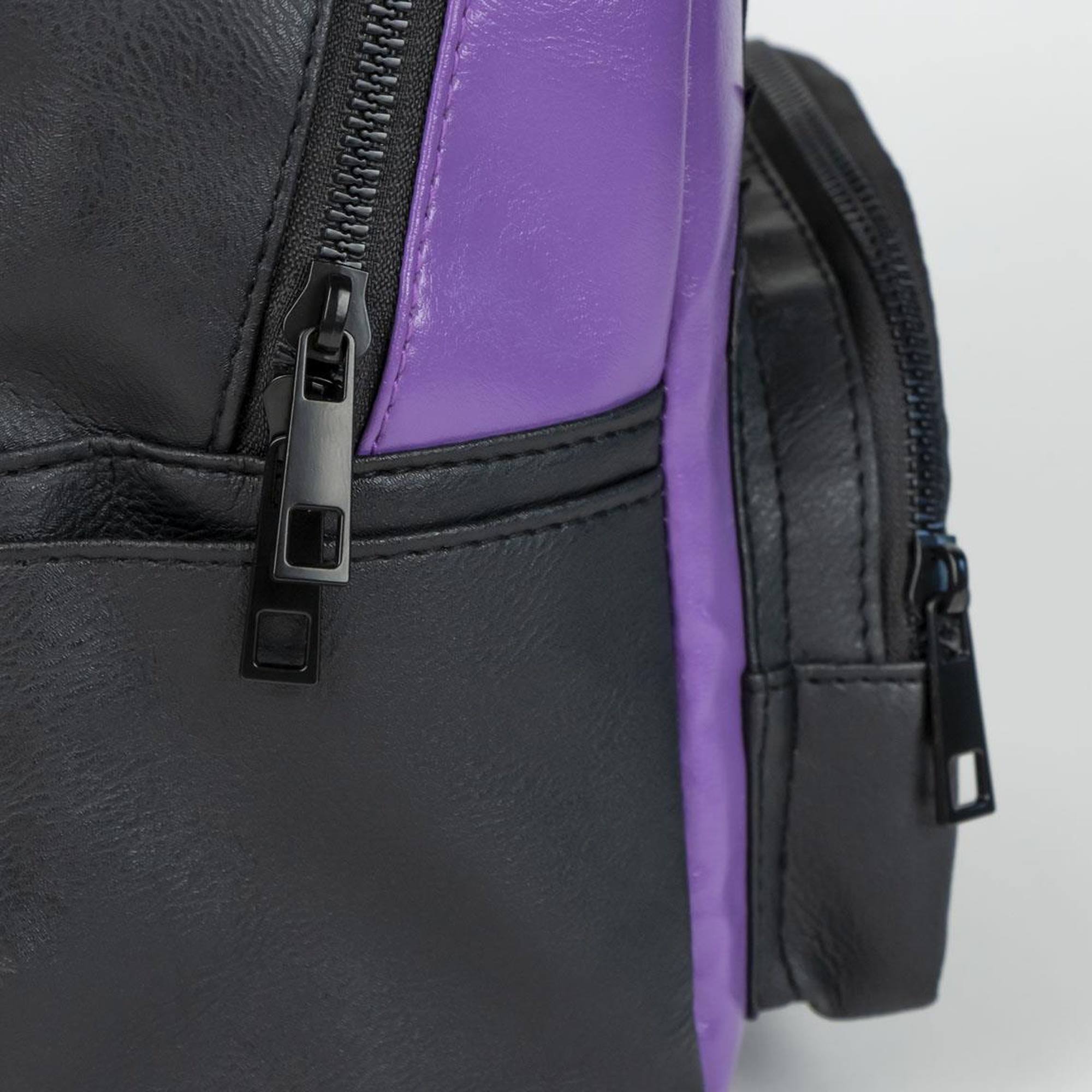 Mochila casual de villanas de disney - color negro - 22.5x22.5x7.cm - fabricada en pu - estampado de maléfica