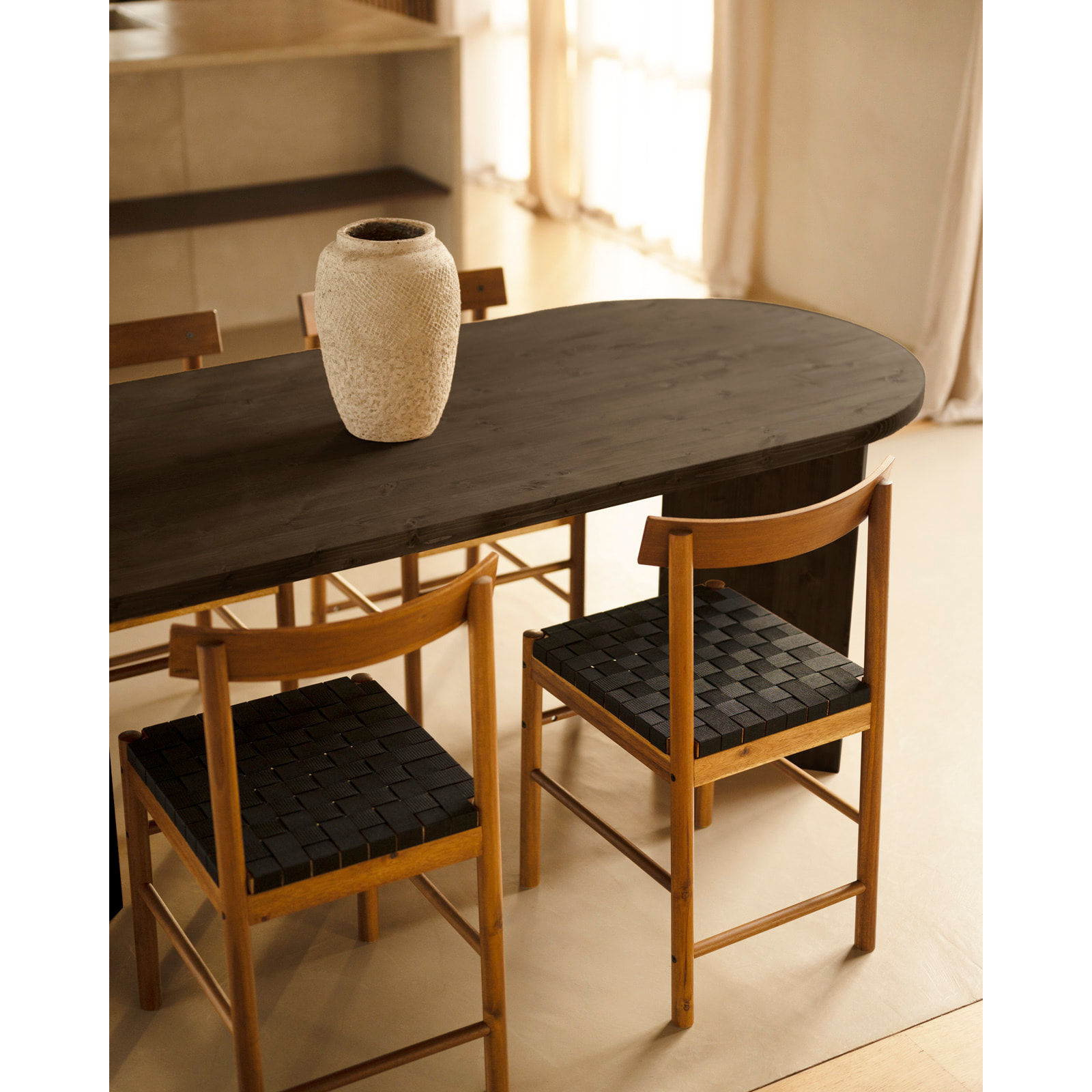 Table à manger en bois massif ton noir en différentes tailles