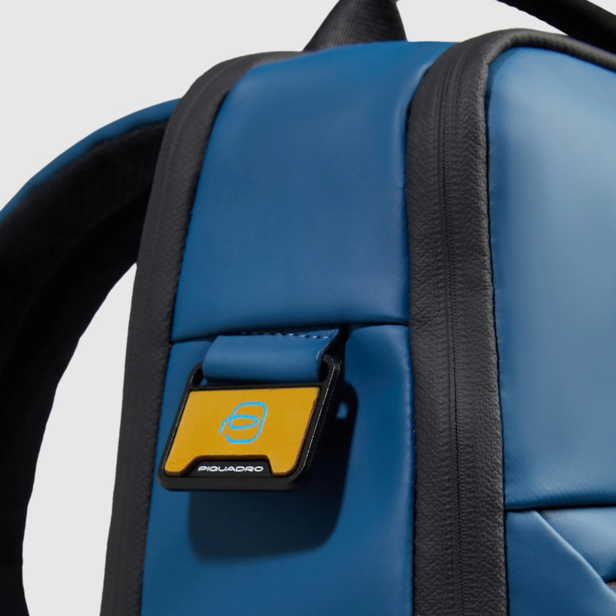 Piquadro Zaino per computer e iPad® con cinghia pettorale, porta bottiglia e RFID