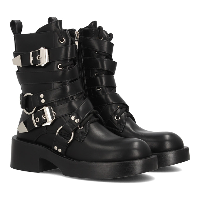 Botas estilo punk con hebillas y plataforma
