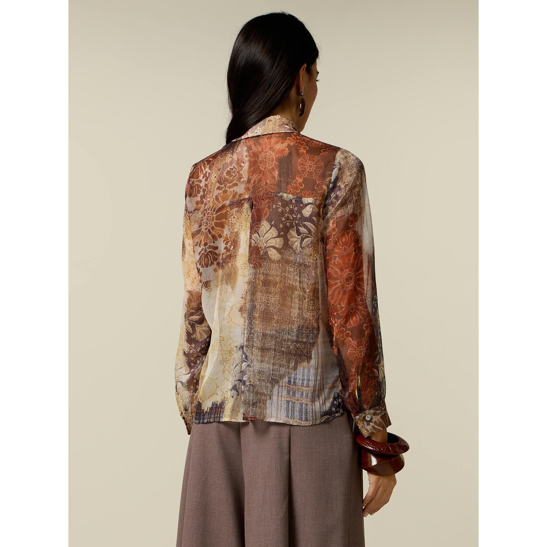 Oltre - Blusa in creponne con stampa floreale e volant - Marrone