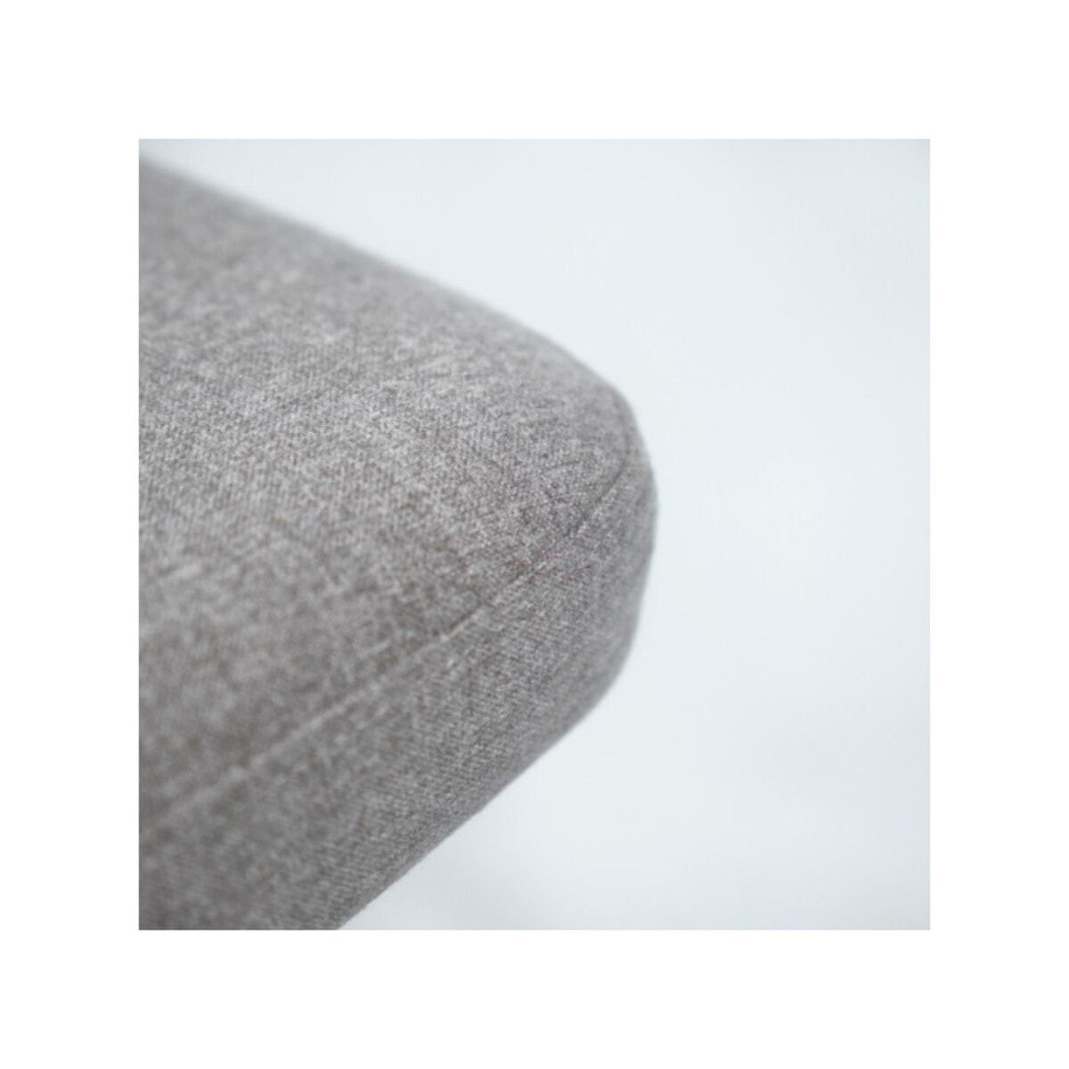 Chaise aux fines coutures apparentes - LOOPY