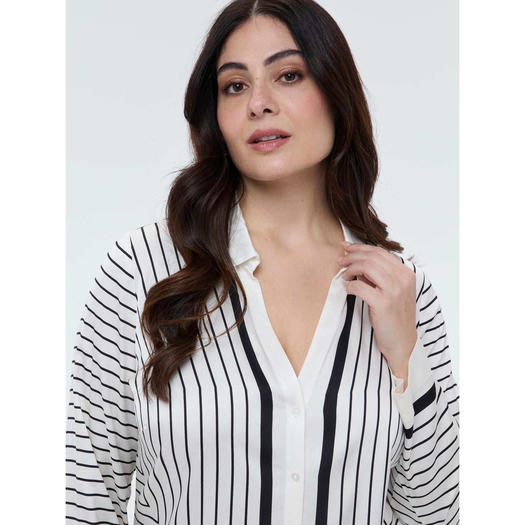 Fiorella Rubino - Camisa a rayas con escote en V - Blanco