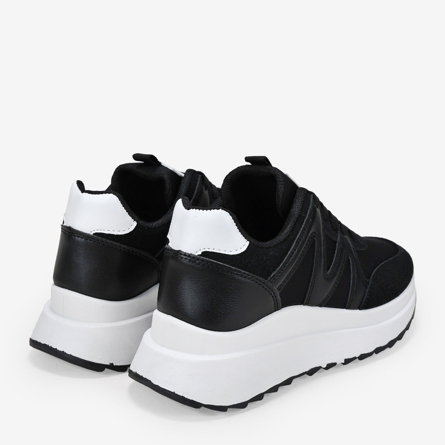 Zapatillas negras con cordones