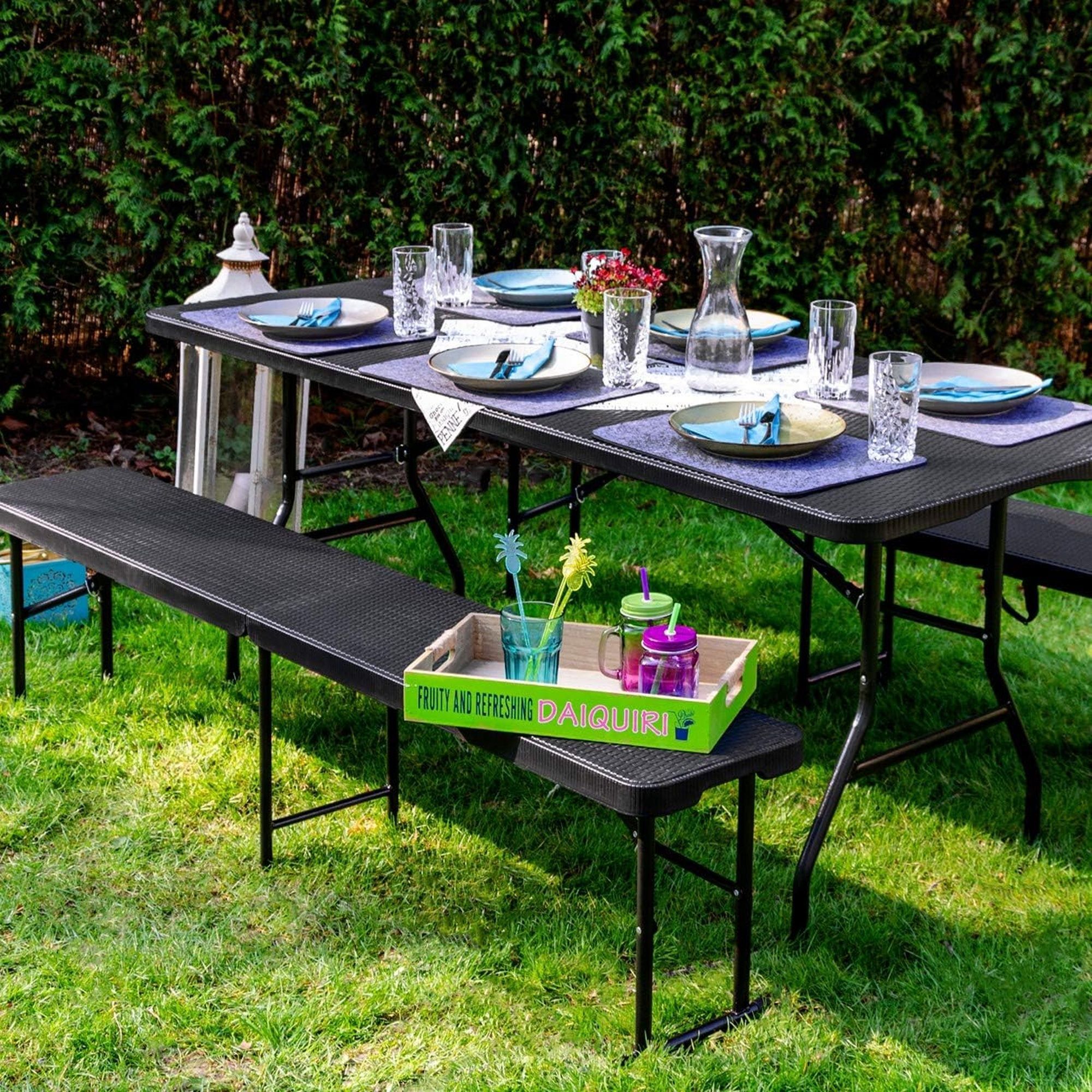 Banco plegable acabado con efecto ratán color negro 183x30x43cm y con asa para facilitar su desplazamiento