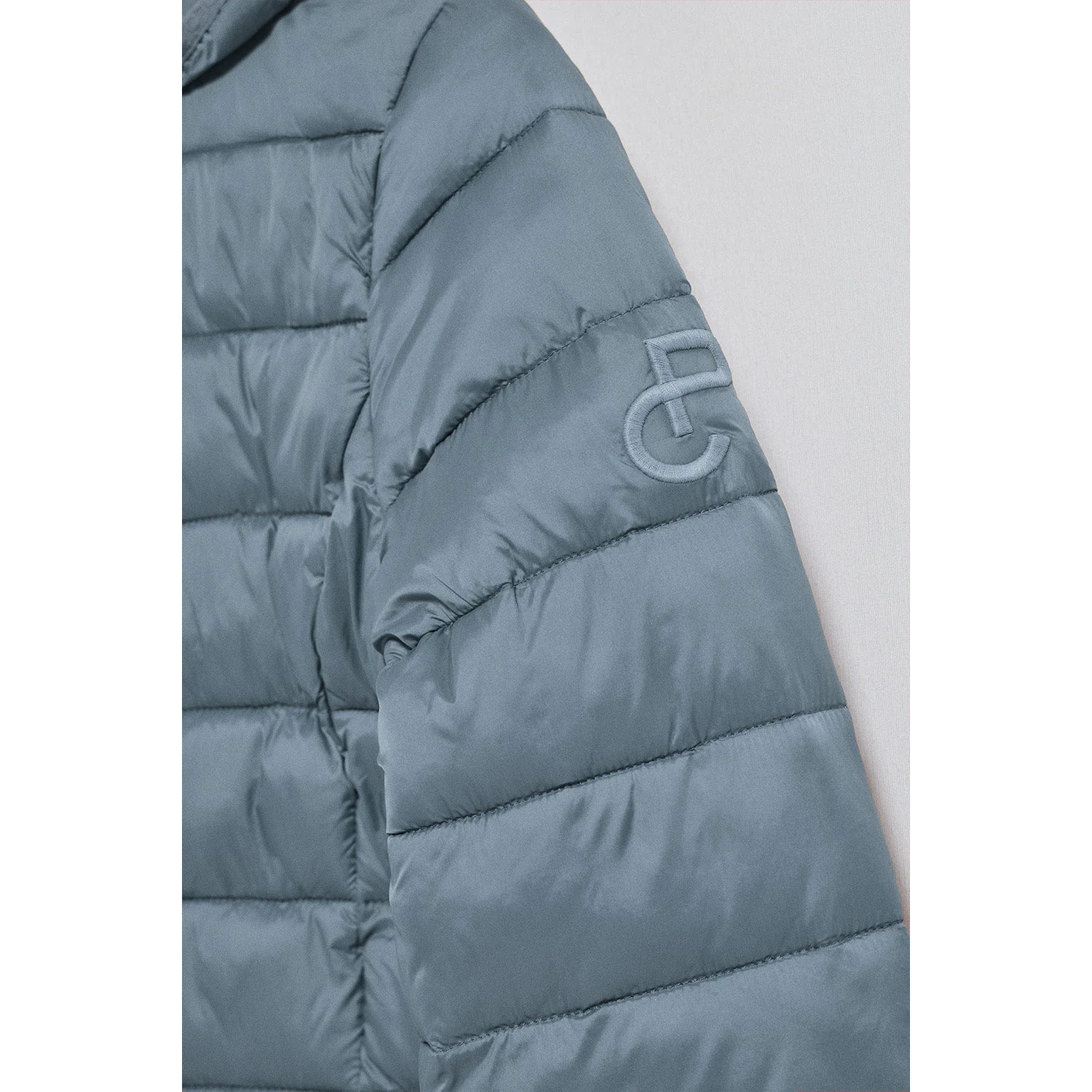 Giacca ultralight blu denim Cintia con cappuccio rimovibile e ricamo PC