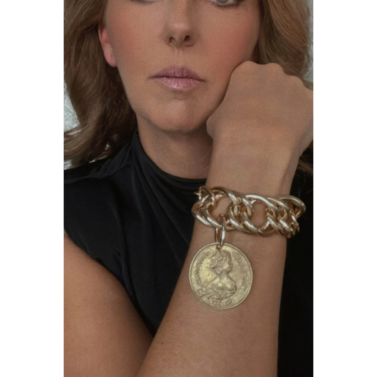 Pulsera Dorado eslabón grande doble con moneda