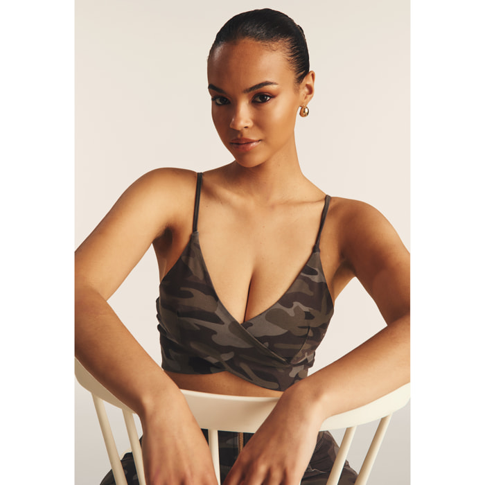 Top cropped fantasia camo con incroci frontali