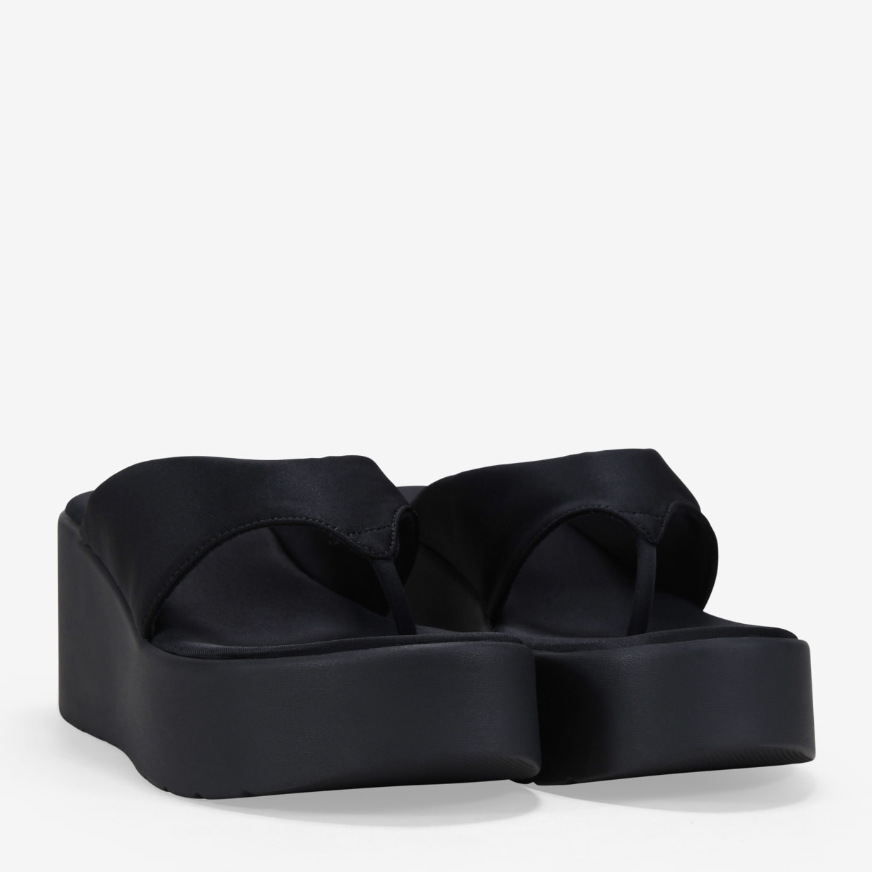 Sandalias de dedo negras con plataforma
