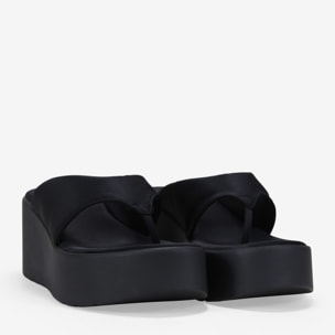 Sandalias de dedo negras con plataforma