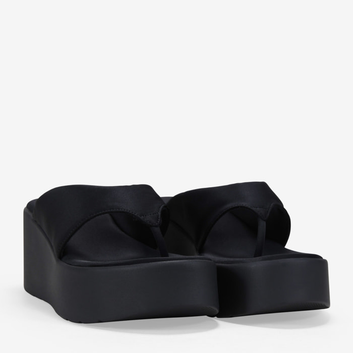 Sandalias de dedo negras con plataforma