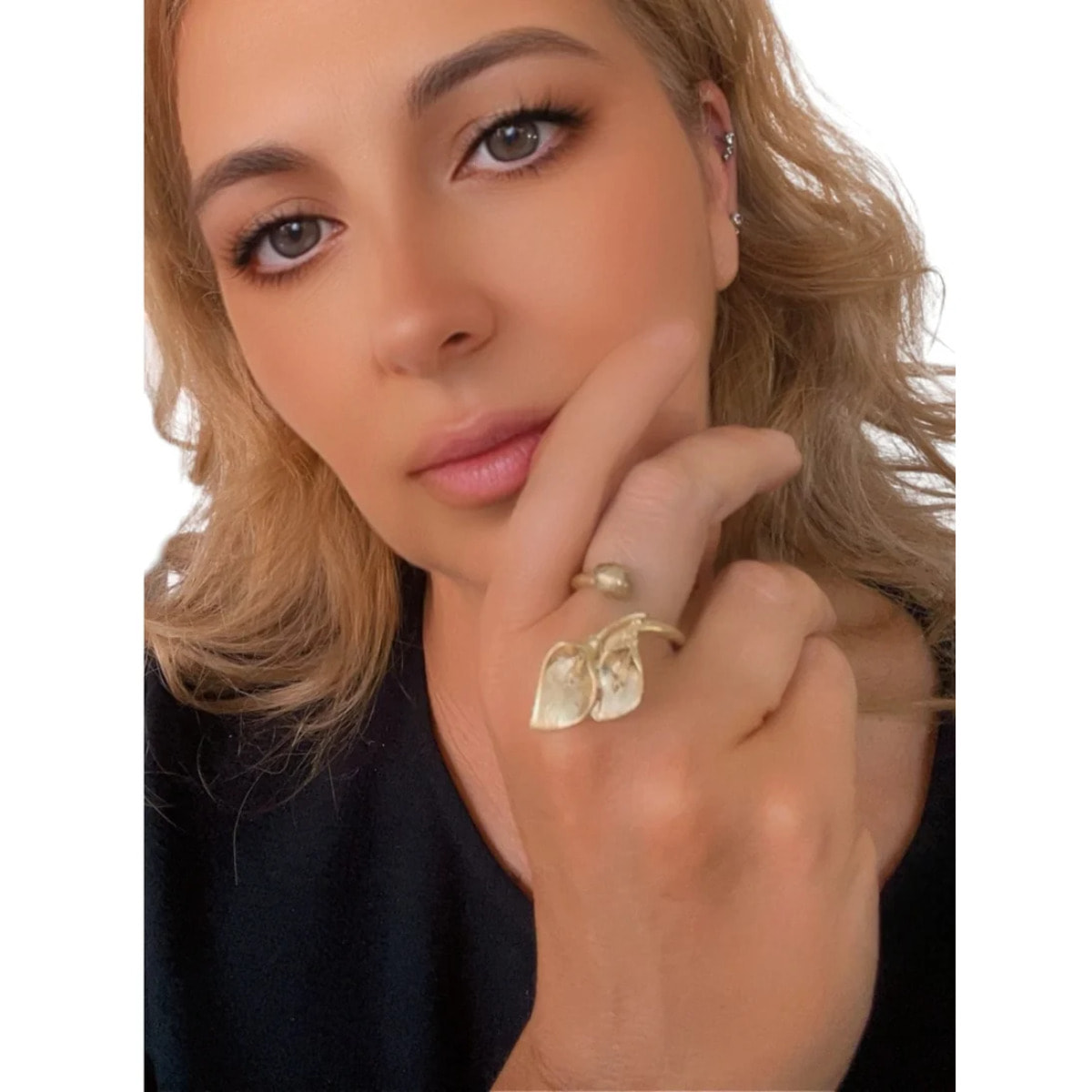 Anillo "Gloria Mago" flor cala y bola chapado ajustable en dorado