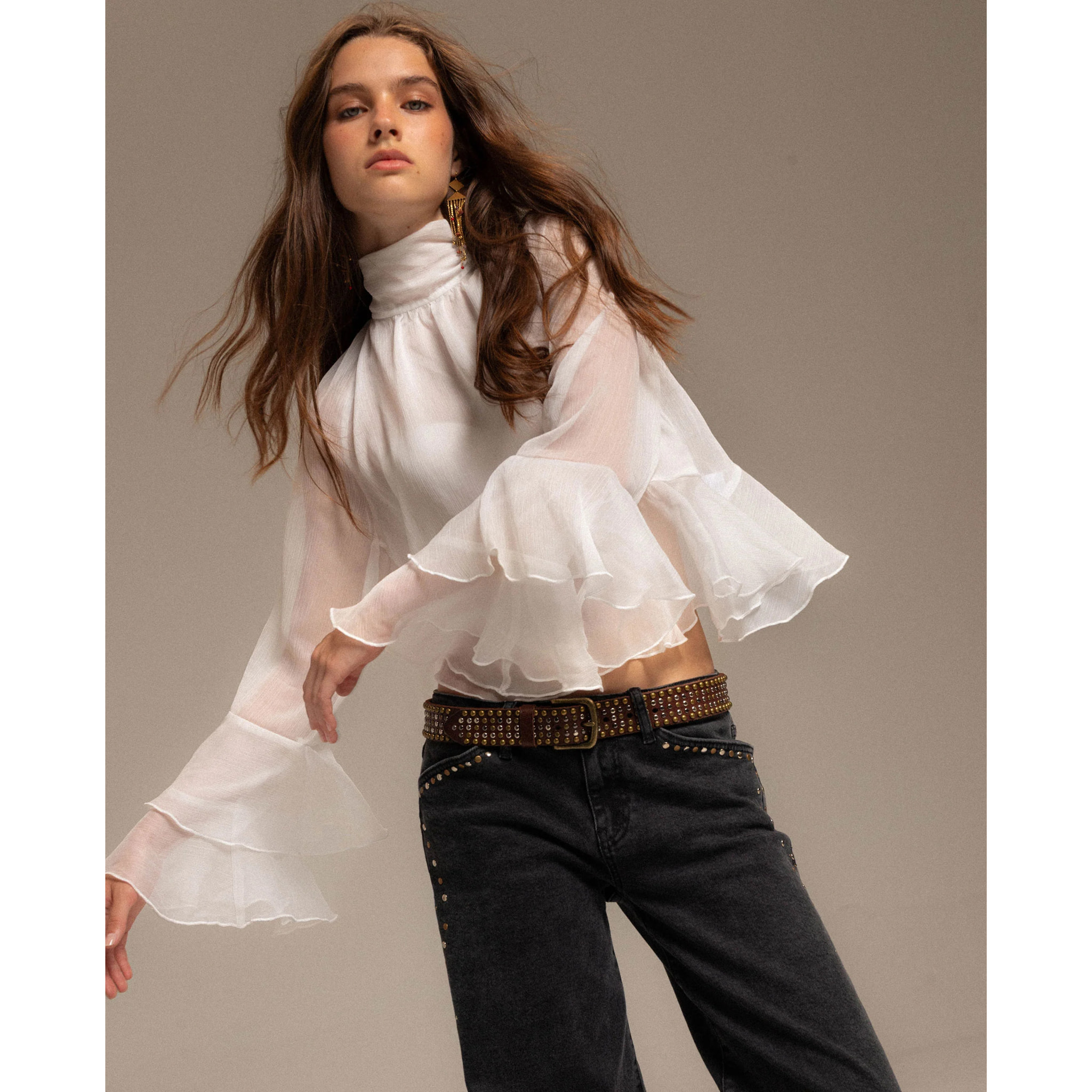 Blusa de mujer de gasa con cuello alto, volantes y espalda abierta