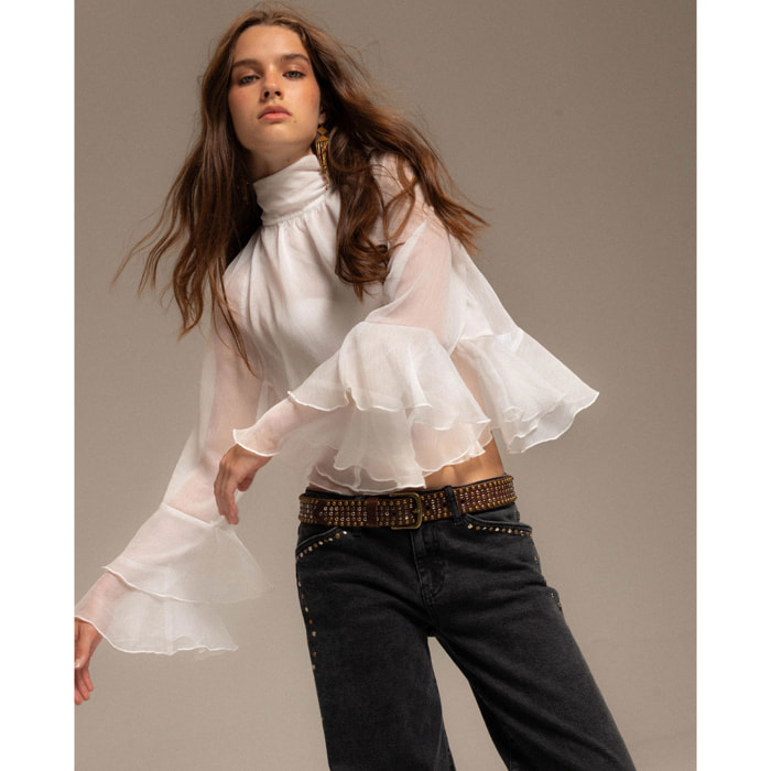 Blusa de mujer de gasa con cuello alto, volantes y espalda abierta