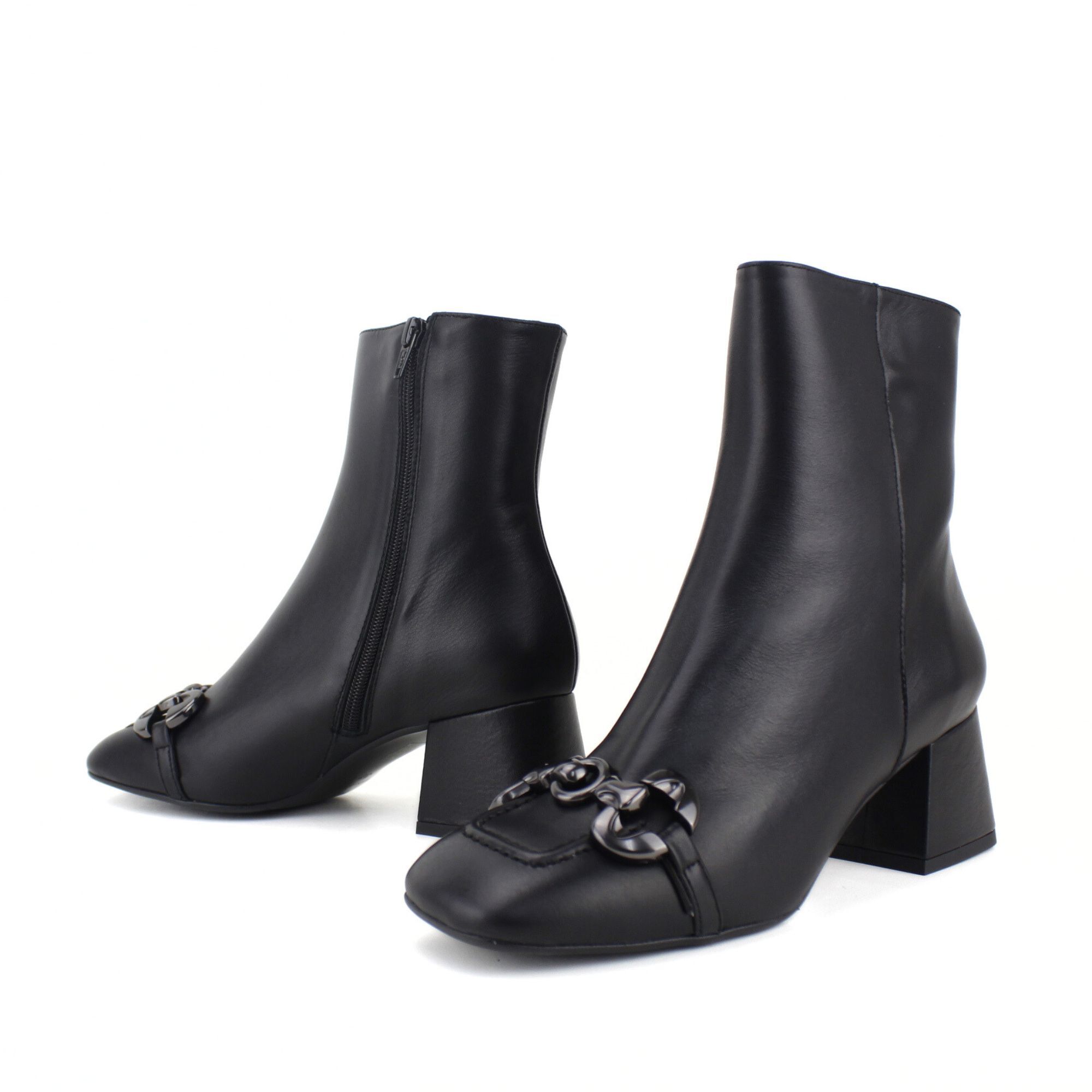 Botin negro con adorno. Tacón de 6 cm