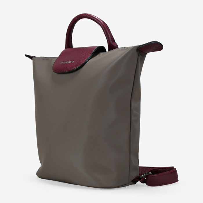 Mochila deportiva visón con solapa