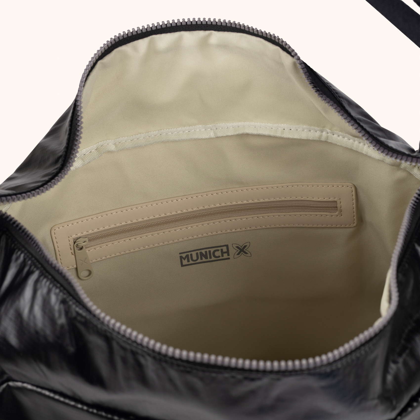 Bolso Hobo Minimalista en Poliamida Reciclada DEEP RECYCLED HOBO BLACK