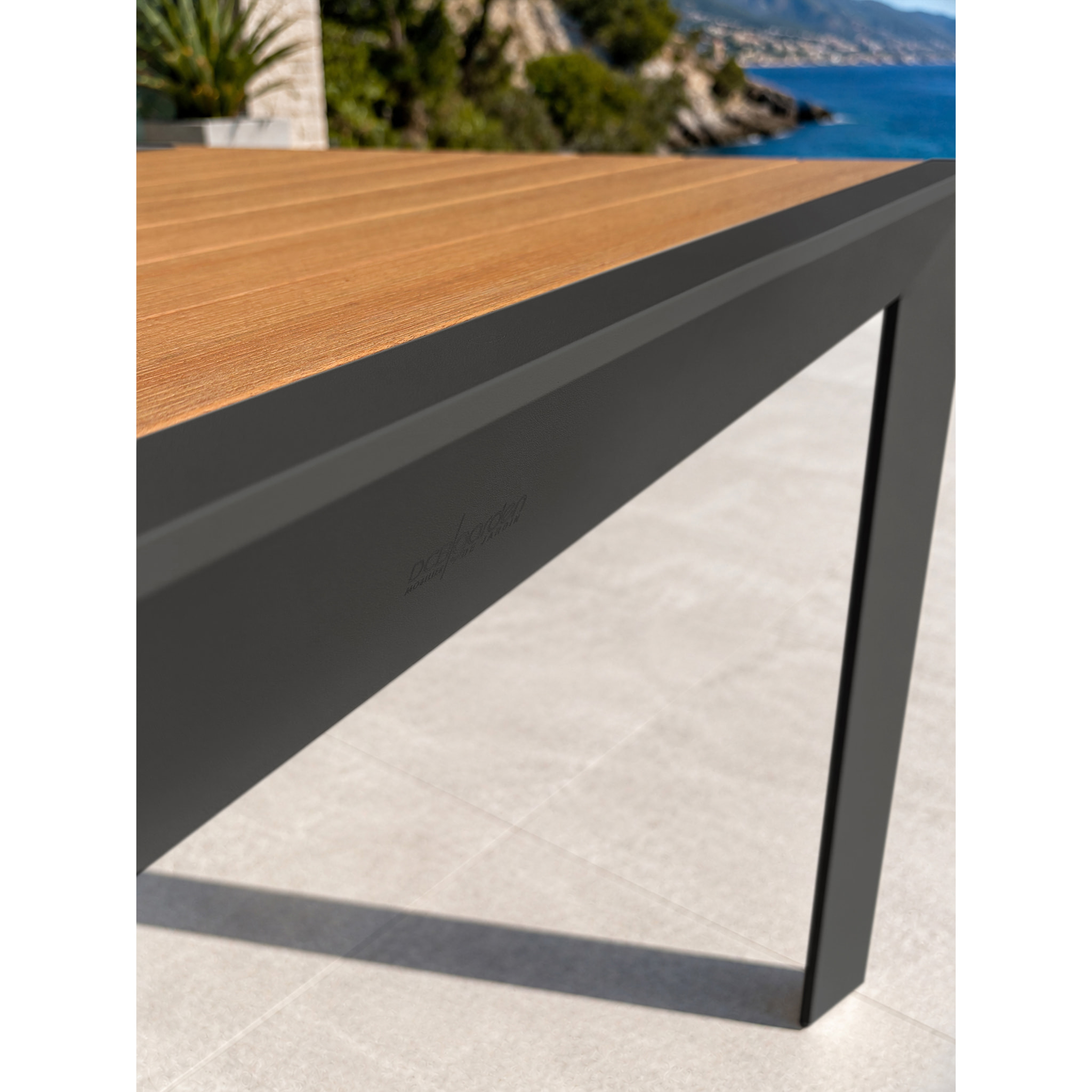 TONGA - Table de jardin 4 places en alu plateau polywood aspect bois