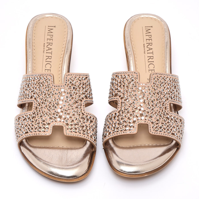 Sandali in simil pelle con applicazioni di strass e sottopiede comodissimo in memory