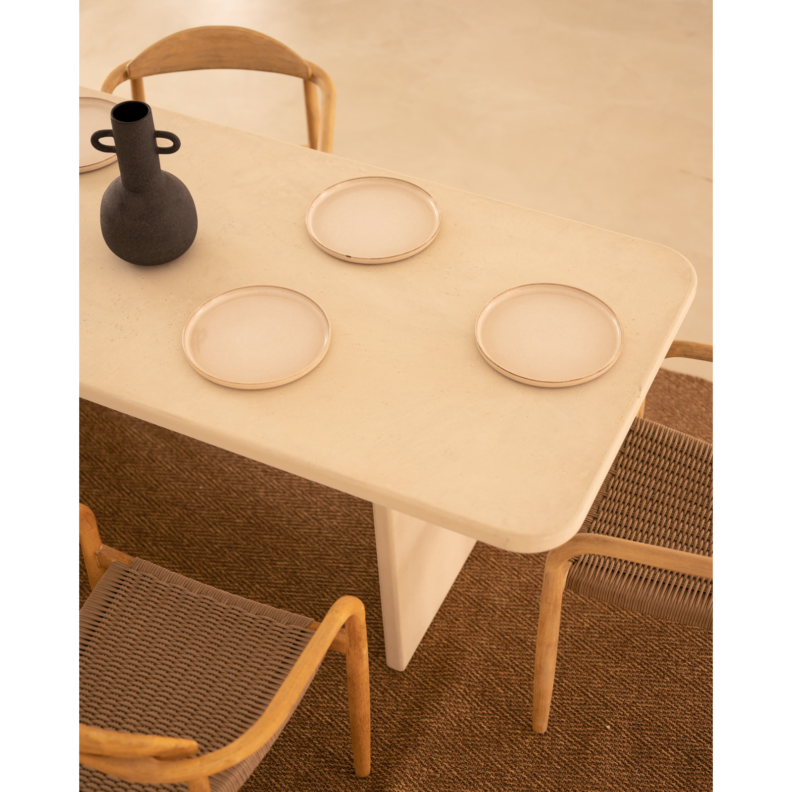 Table à manger en microciment de teinte blanc cassé disponible en différentes tailles